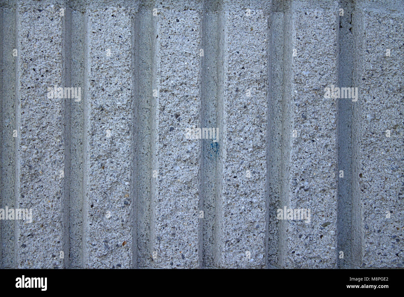 Testurizzato finitura a strisce sul cemento ricoperto di un muro di mattoni. Foto Stock