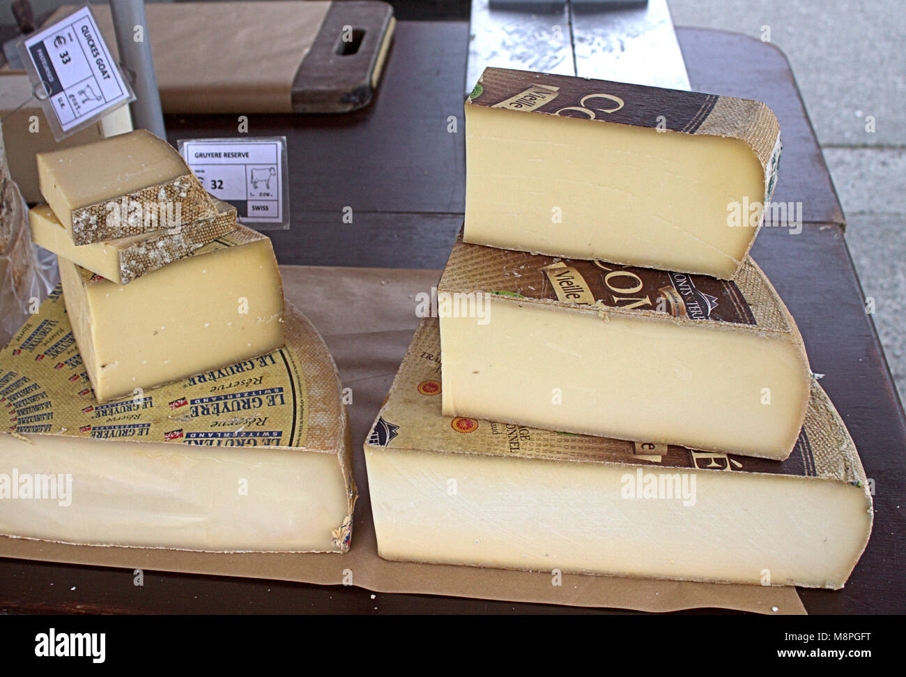 Formaggi assortiti in vendita presso il locale settimanale mercato alimentare di skibbereen, West Cork, Irlanda. Foto Stock Formaggi assortiti in vendita presso il locale settimanale mercato alimentare di skibbereen, West Cork, Irlanda. Foto Stock