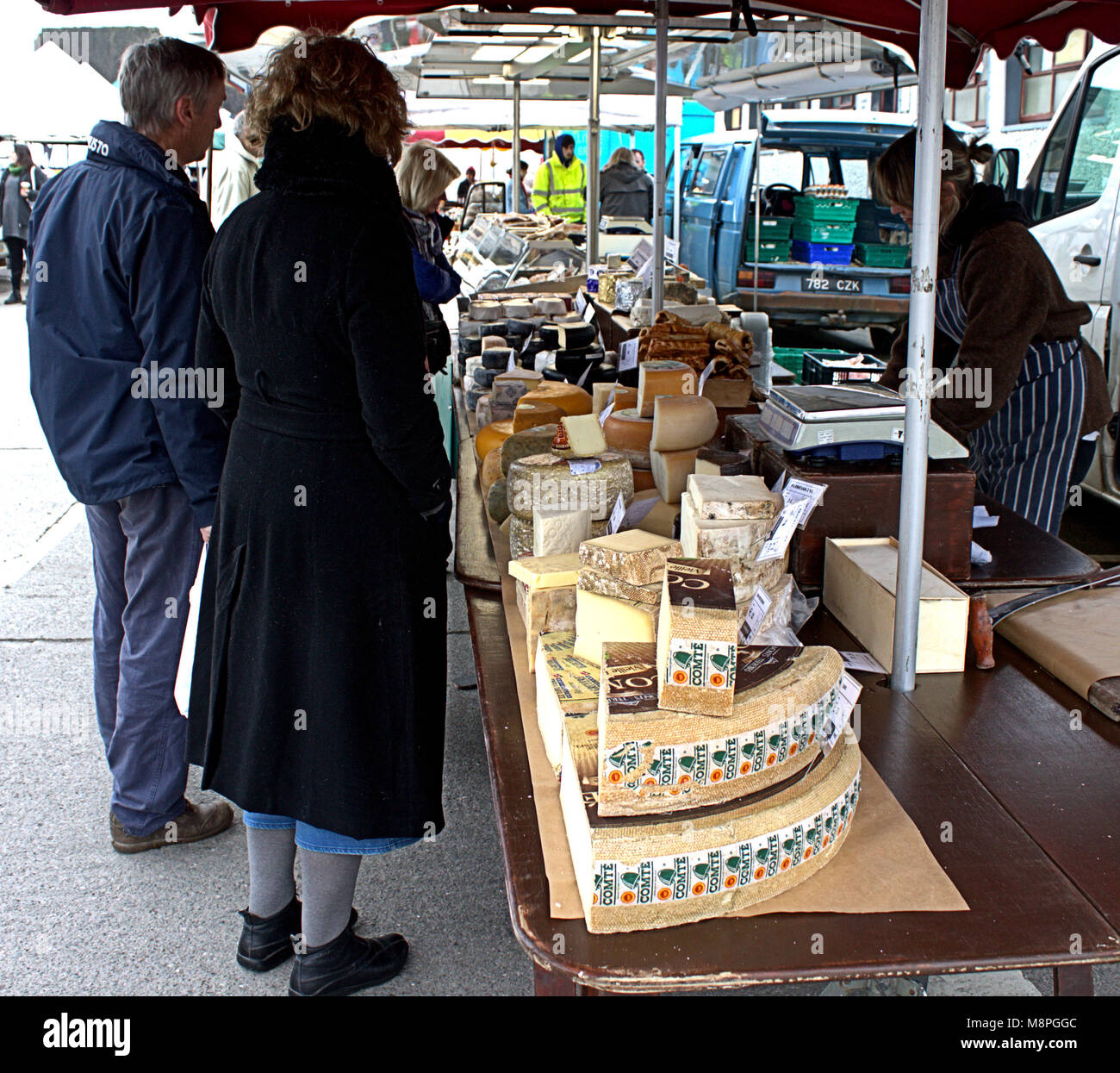 Coda di acquirenti per il formaggio in un cibo in stallo il mercato settimanale, skibbereen, West Cork, Irlanda Foto Stock