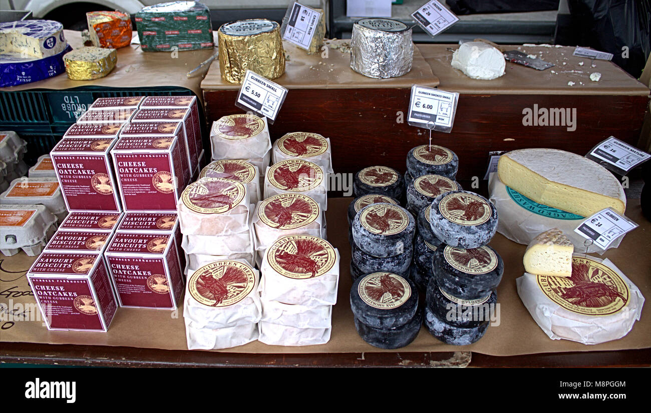 Formaggi assortiti in vendita presso il locale settimanale mercato alimentare di skibbereen, West Cork, Irlanda. Foto Stock Formaggi assortiti in vendita presso il locale settimanale mercato alimentare di skibbereen, West Cork, Irlanda. Foto Stock
