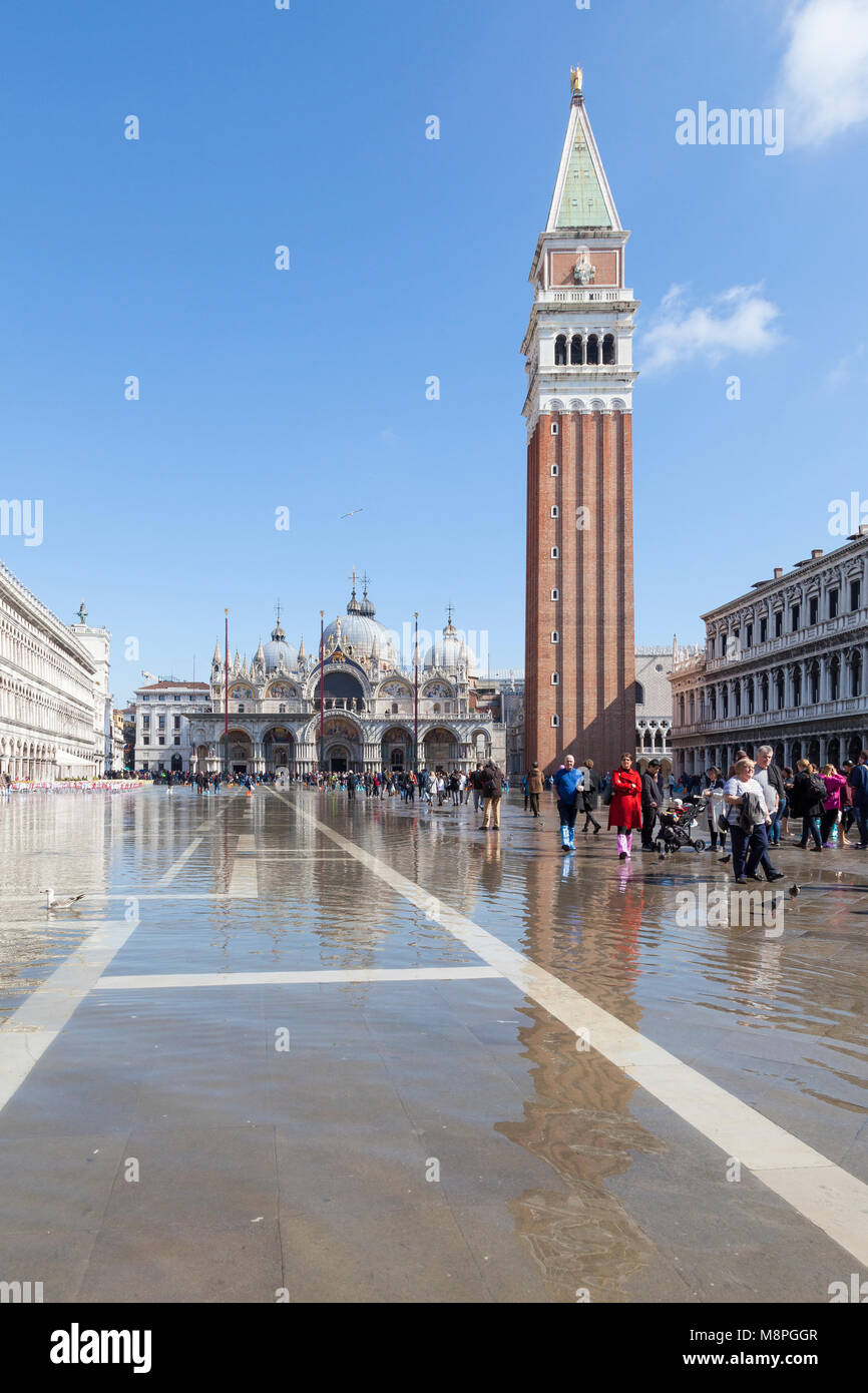 La riflessione del Campanile in Piazza San Marco , Piazza San Marco, nell'acqua di acqua alta o molto alta marea, San Marco , Venezia, Veneto, Ital Foto Stock