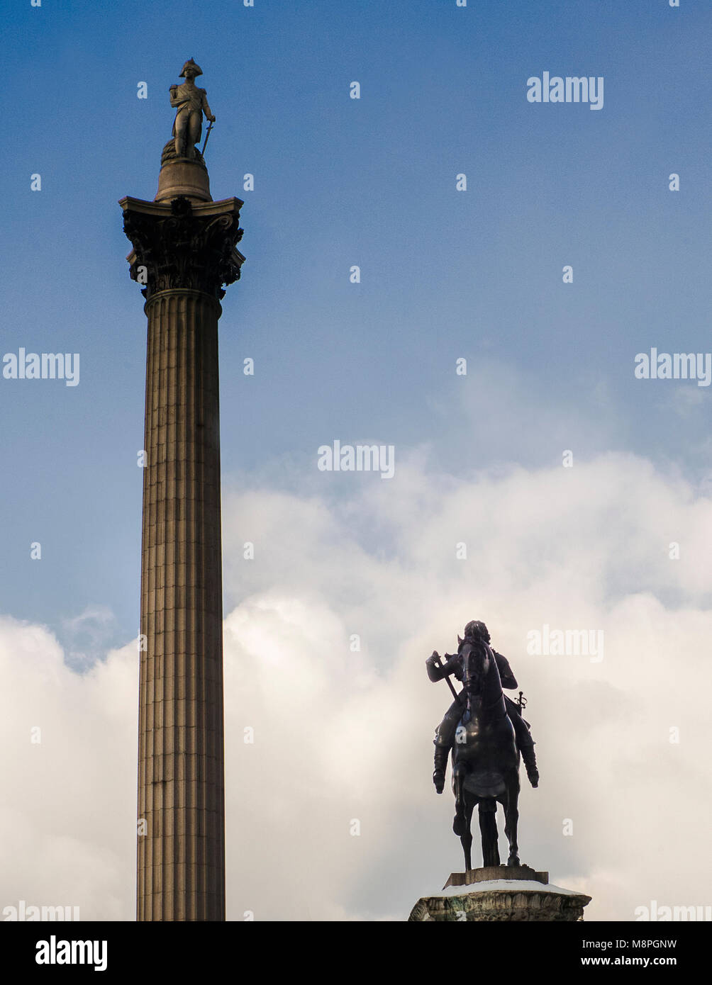 Nelson la colonna e la statua del re Carlo I di Trafalgar Square a Londra Foto Stock