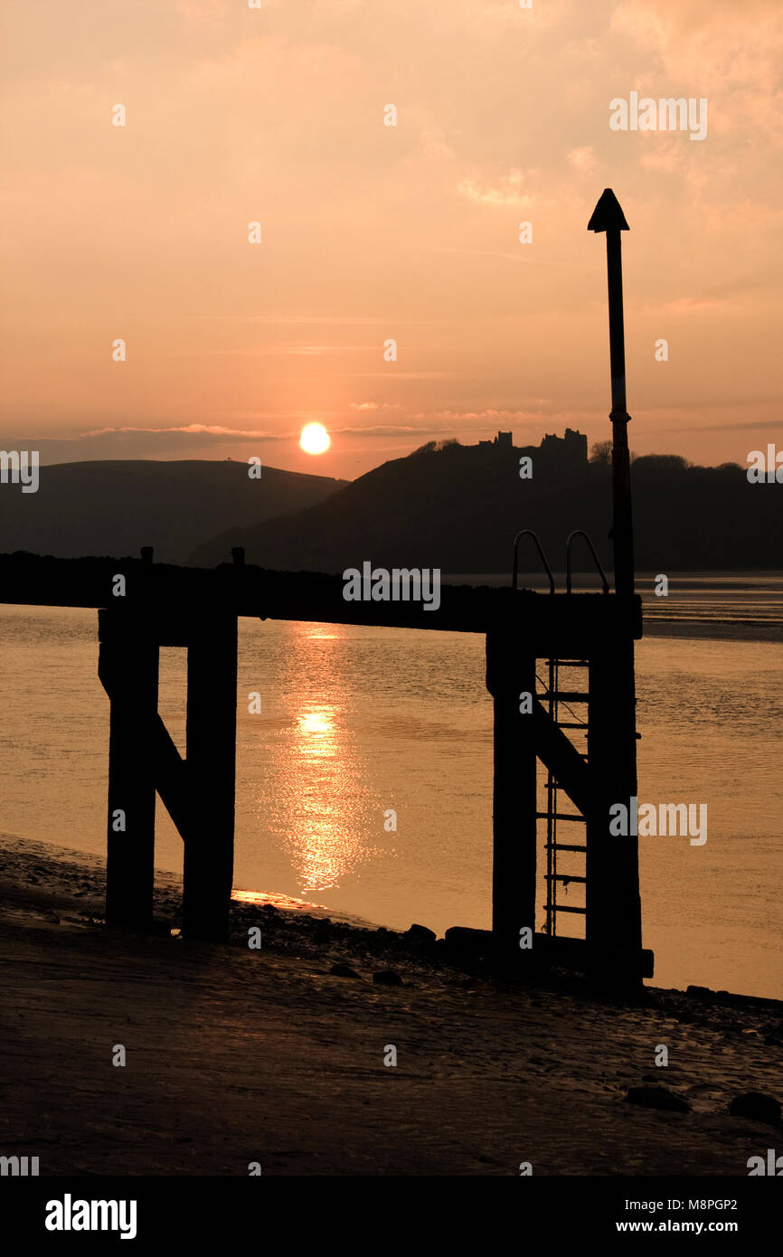 Tramonto in inverno sul fiume Towy guardando verso il castello di Llansteffan, Carmarthenshire, Galles Foto Stock