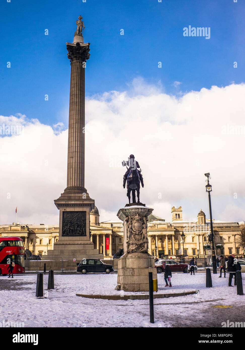Trafalgar Square nella neve, Londra UK Foto Stock