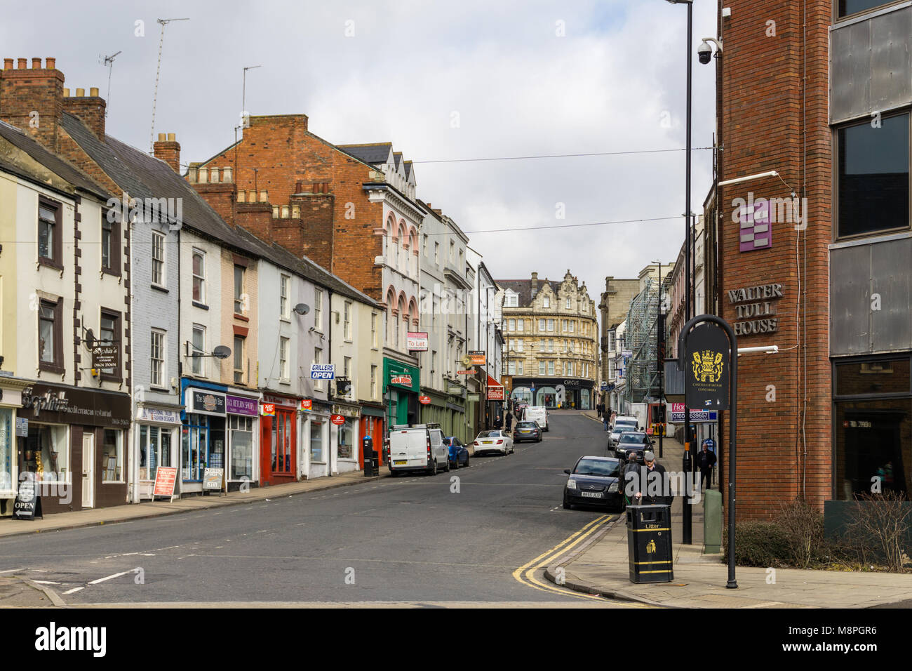 Bridge Street, un mix di negozi, club e ristoranti, centro città, Northampton, Regno Unito Foto Stock