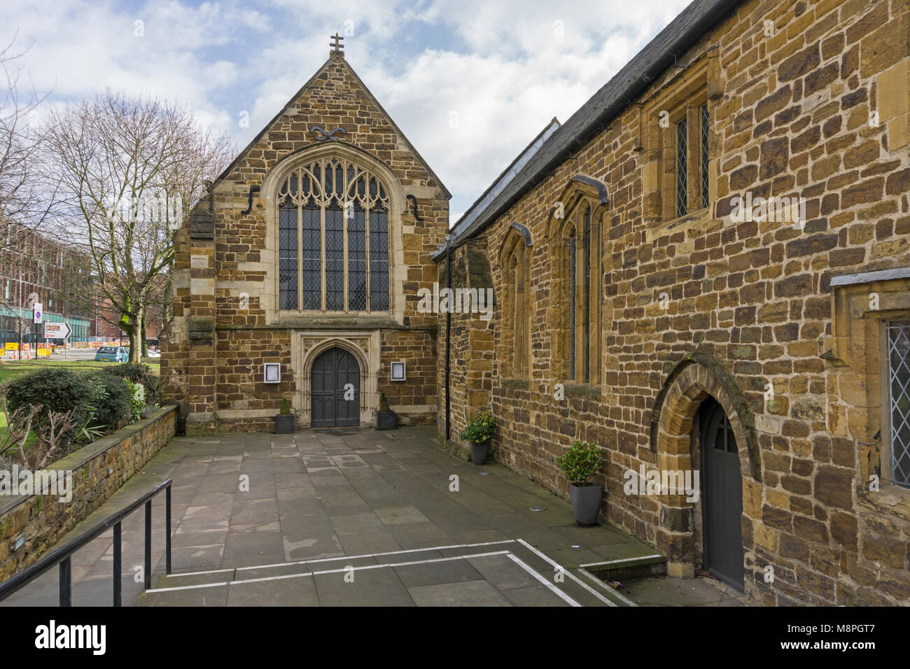 Il XII secolo ex chiesa di San Giovanni, il più antico edificio secolare a Northampton, Regno Unito; ora un ristorante raffinato conosciuta come la Chiesa. Foto Stock