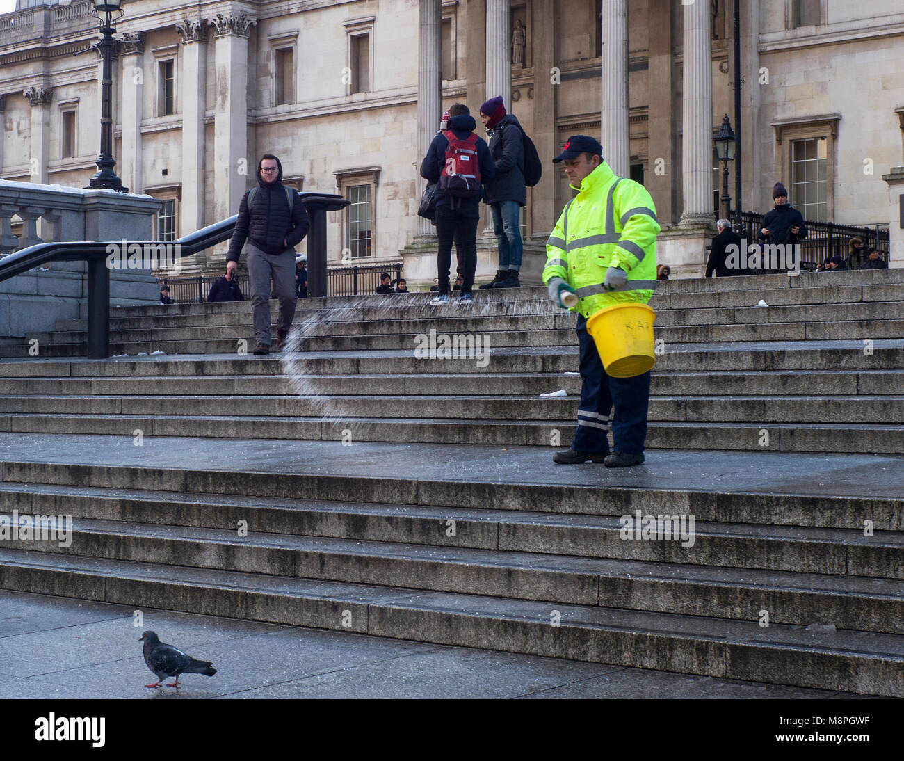 Trafalgar Square nella neve, Londra UK Foto Stock