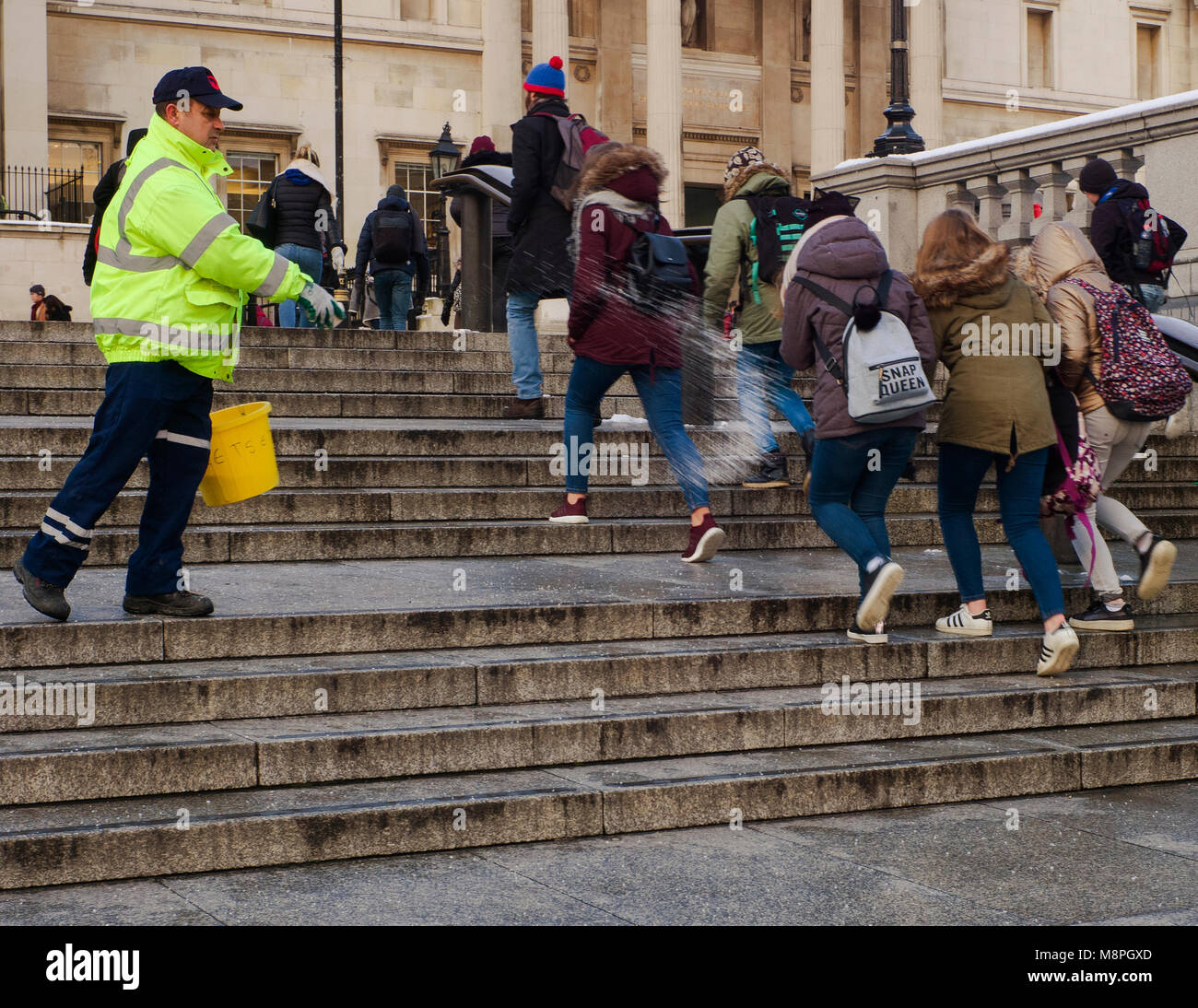 Trafalgar Square nella neve, Londra UK Foto Stock