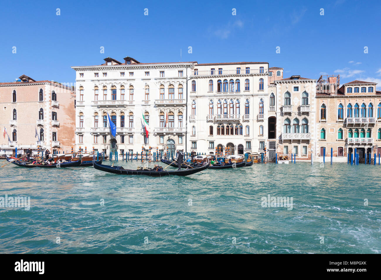 Gondole con gruppi di turisti sul Canal Grande e Basino San Marco, Venezia, Veneto, Italia con Palazzo Flangini Fini, Palazzo Manolesso, Palazzo Foto Stock