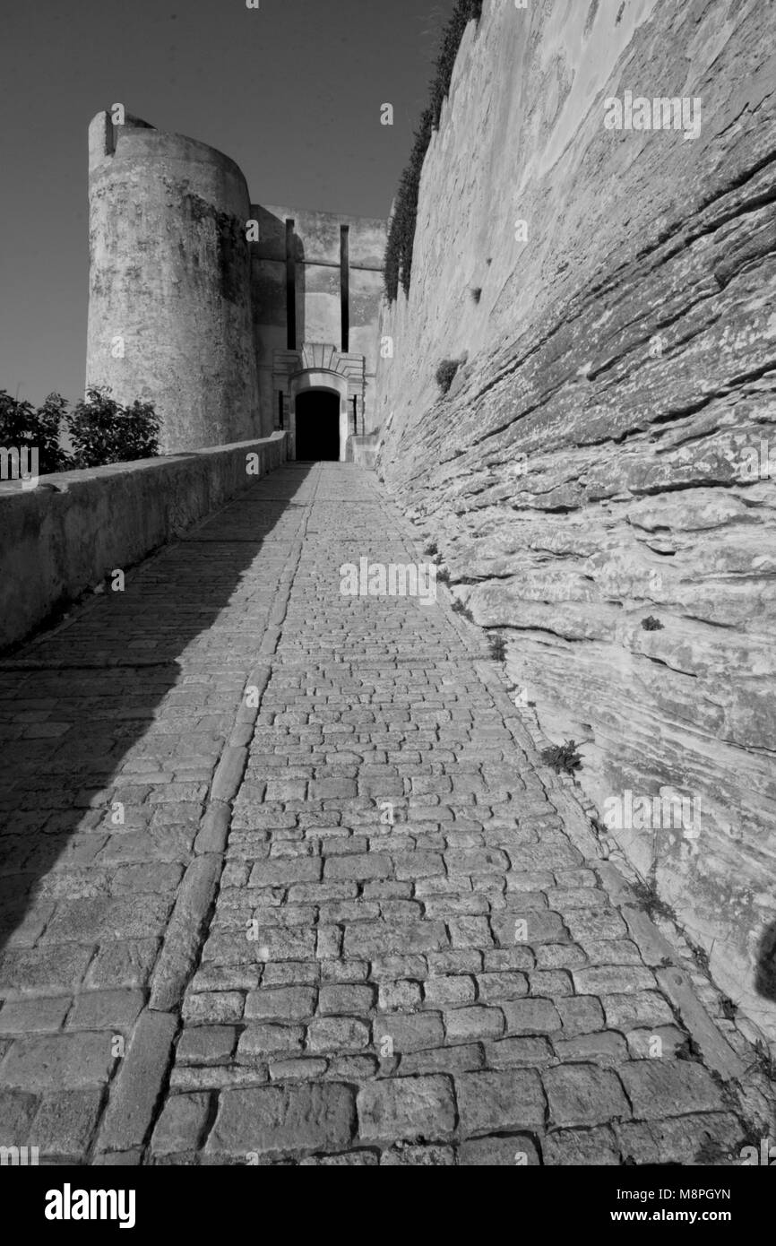 La rampa e il gateway da Bonifacio la città murata in Corsica Foto Stock