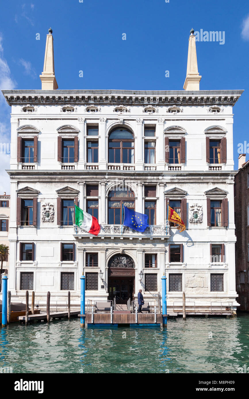 La facciata barocca del Palazzo Coccina Tiepolo Papadopoli, o Palazzo Papadoploi, San Polo, Grand Canal, Venezia, Veneto, Italia con bandiere Foto Stock