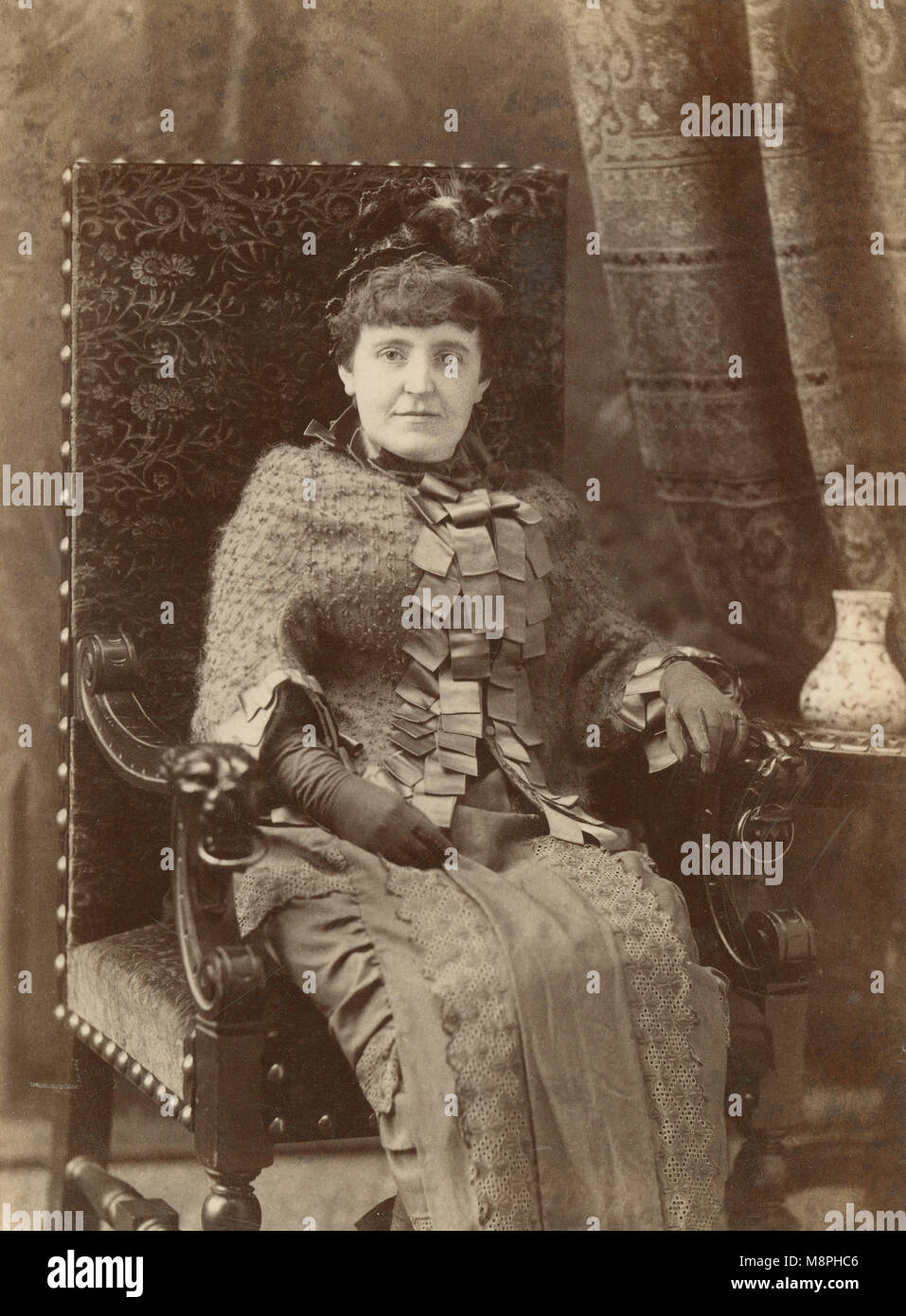 Antique c1880 fotografia, Frances Hodgson Burnett. Frances Eliza Hodgson Burnett (1849-1924) era un romanziere angloamericano e drammaturgo. Lei è il più noto per i tre bambini i romanzi di Little Lord Fauntleroy (pubblicato nel 1885-1886), una piccola principessa (1905), e il Giardino Segreto (1911). Fonte: Cabinet originale carta Foto Stock