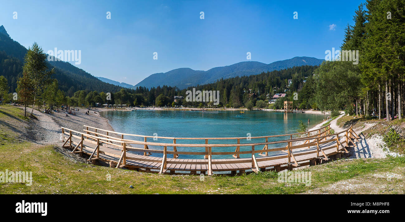 Il lago di Jasna a Kranjska Gora, Slovenia, circondata dalle Alpi Giulie. Foto Stock