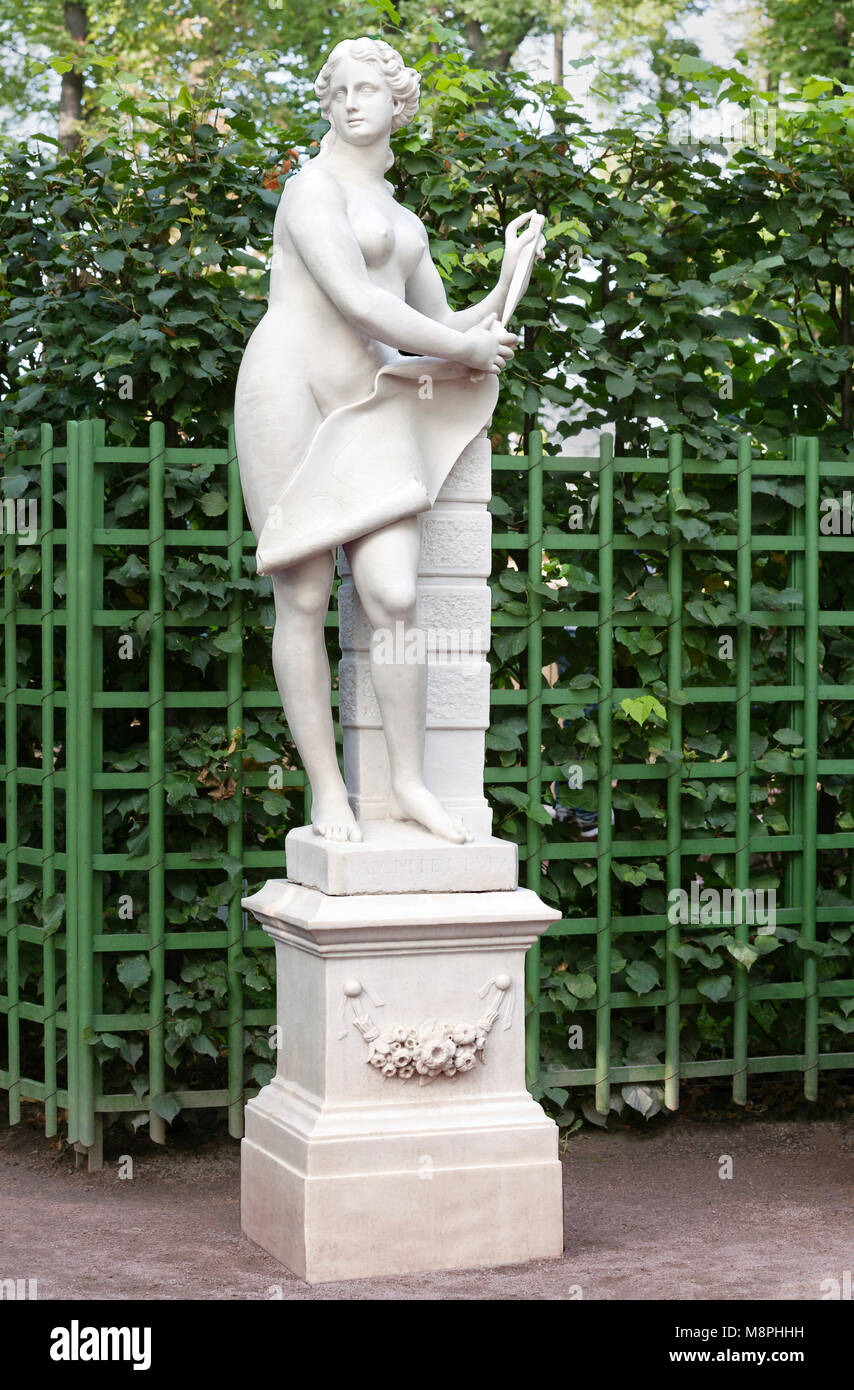 Statua di donna nel giardino estivo, San Pietroburgo Foto Stock