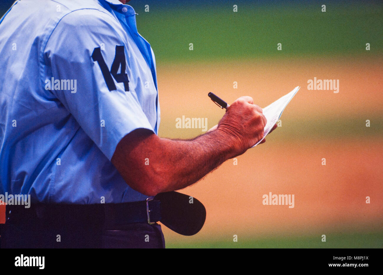 In uniforme umpire del baseball gioco mantiene punteggio sulla scorecard Foto Stock