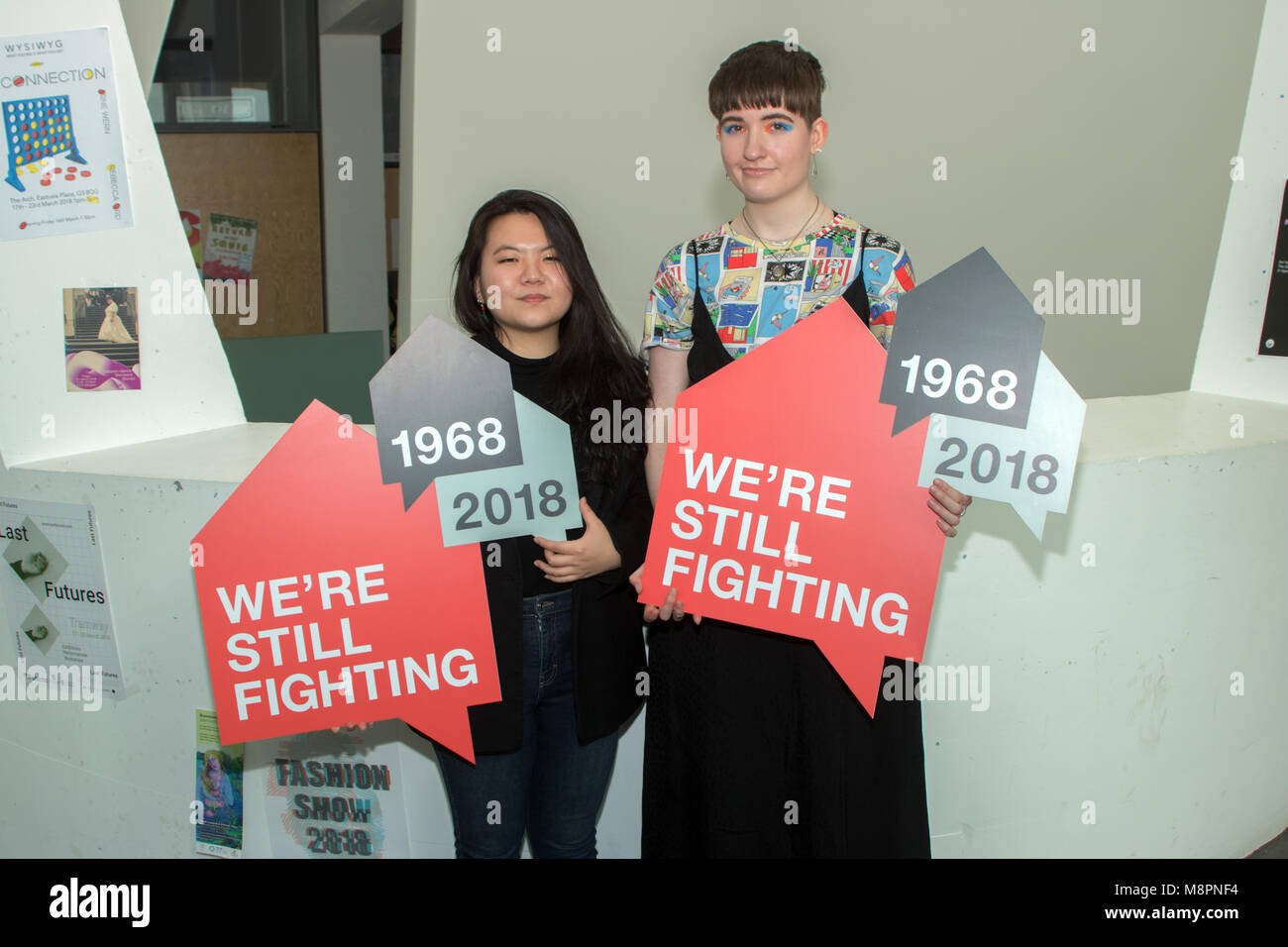 Glasgow, Scotland, Regno Unito. Xix marzo, 2018. Due studenti di design della comunicazione presso la Glasgow School of Art (GSA) hanno vinto un concorso per la progettazione di un logo per l'alloggiamento e il fenomeno dei senzatetto la carità, rifugio in Scozia il cinquantesimo anniversario. I giovani designer, Emily Wang (età 21, Hong Kong) e Sophie Rowan (età 21, da Motherwell) presentati concetti per il concorso, giudicata dal GSA e rifugio in Scozia. Nella foto è raffigurato il Emily (sinistra) e Sophie (a destra). Iain McGuinness / Alamy Live News Foto Stock