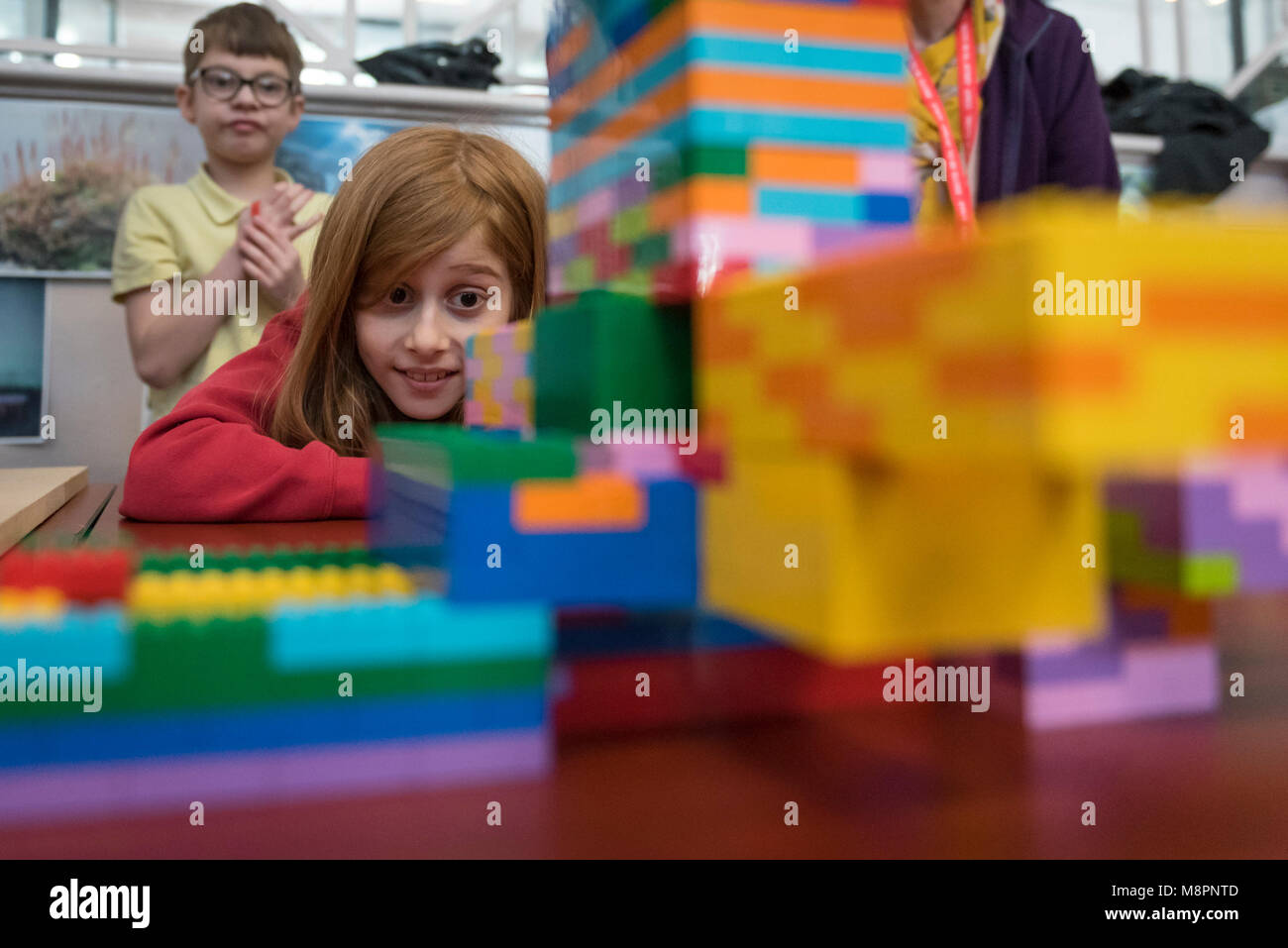 Londra, Regno Unito. Il 19 marzo 2018. Bambino 'costruttori', di età compresa tra 8 e 10, dal globo locale scuola primaria, contribuiscono a fare di una scultura di LEGO con l aiuto di LEGO maestri costruttori al V&un museo dell'infanzia nella zona est di Londra. La scultura sarà un punto focale del prossimo secolo "del bambino: il design nordico per bambini 1900 ad oggi", esposizione che si apre al pubblico il 30 marzo. La libera, child-friendly mostra ospiterà anche opere di "Nordic icone' compresi Arne Jacobsen, IKEA, Alvar Aalto, Tetra Pak e Helly Hansen. Credito: Stephen Chung / Alamy Live News Foto Stock