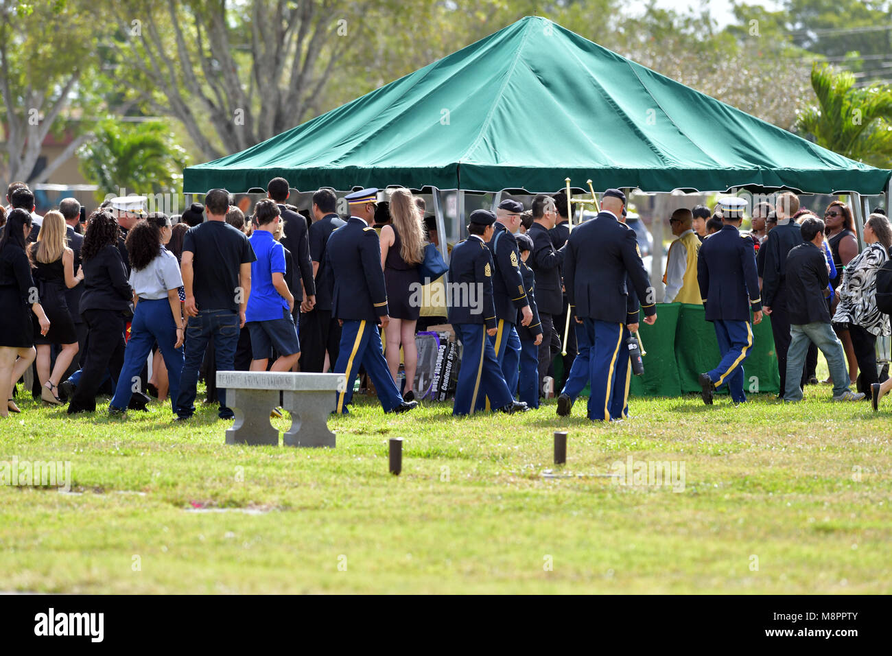 FORT LAUDERDALE, FL - 20 febbraio: Pietro Wang, 15, che è stata fra le 17 persone uccise da un bandito a Marjory Stoneman Douglas High School nel Parco Florida è stato ammesso alla classe del 2025 presso il suo sogno scuola, West Point Academy. Vi è stato un memoriale di servizio per lui al funerale Kraeer Home e Centro di cremazione e che egli fu messo a riposo a Bailey Memorial Gardens a febbraio 20, 2018 persone: Pietro Wang Foto Stock