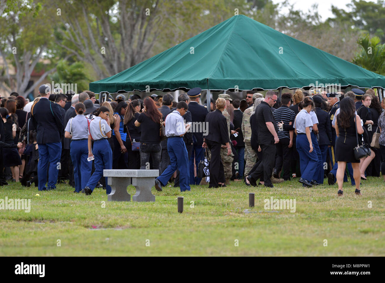 FORT LAUDERDALE, FL - 20 febbraio: Pietro Wang, 15, che è stata fra le 17 persone uccise da un bandito a Marjory Stoneman Douglas High School nel Parco Florida è stato ammesso alla classe del 2025 presso il suo sogno scuola, West Point Academy. Vi è stato un memoriale di servizio per lui al funerale Kraeer Home e Centro di cremazione e che egli fu messo a riposo a Bailey Memorial Gardens a febbraio 20, 2018 persone: Pietro Wang Foto Stock