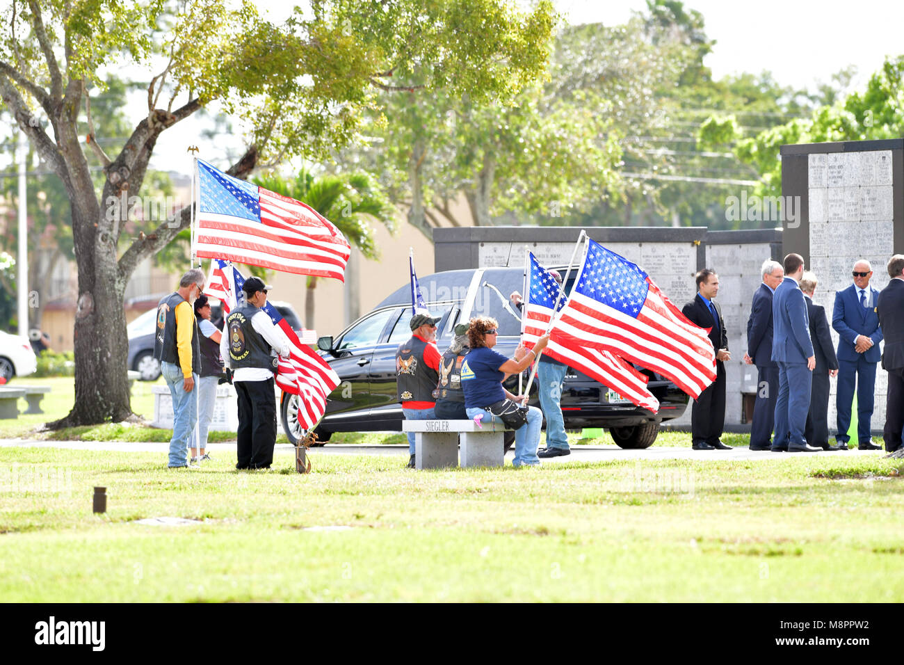 FORT LAUDERDALE, FL - 20 febbraio: Pietro Wang, 15, che è stata fra le 17 persone uccise da un bandito a Marjory Stoneman Douglas High School nel Parco Florida è stato ammesso alla classe del 2025 presso il suo sogno scuola, West Point Academy. Vi è stato un memoriale di servizio per lui al funerale Kraeer Home e Centro di cremazione e che egli fu messo a riposo a Bailey Memorial Gardens a febbraio 20, 2018 persone: Pietro Wang Foto Stock