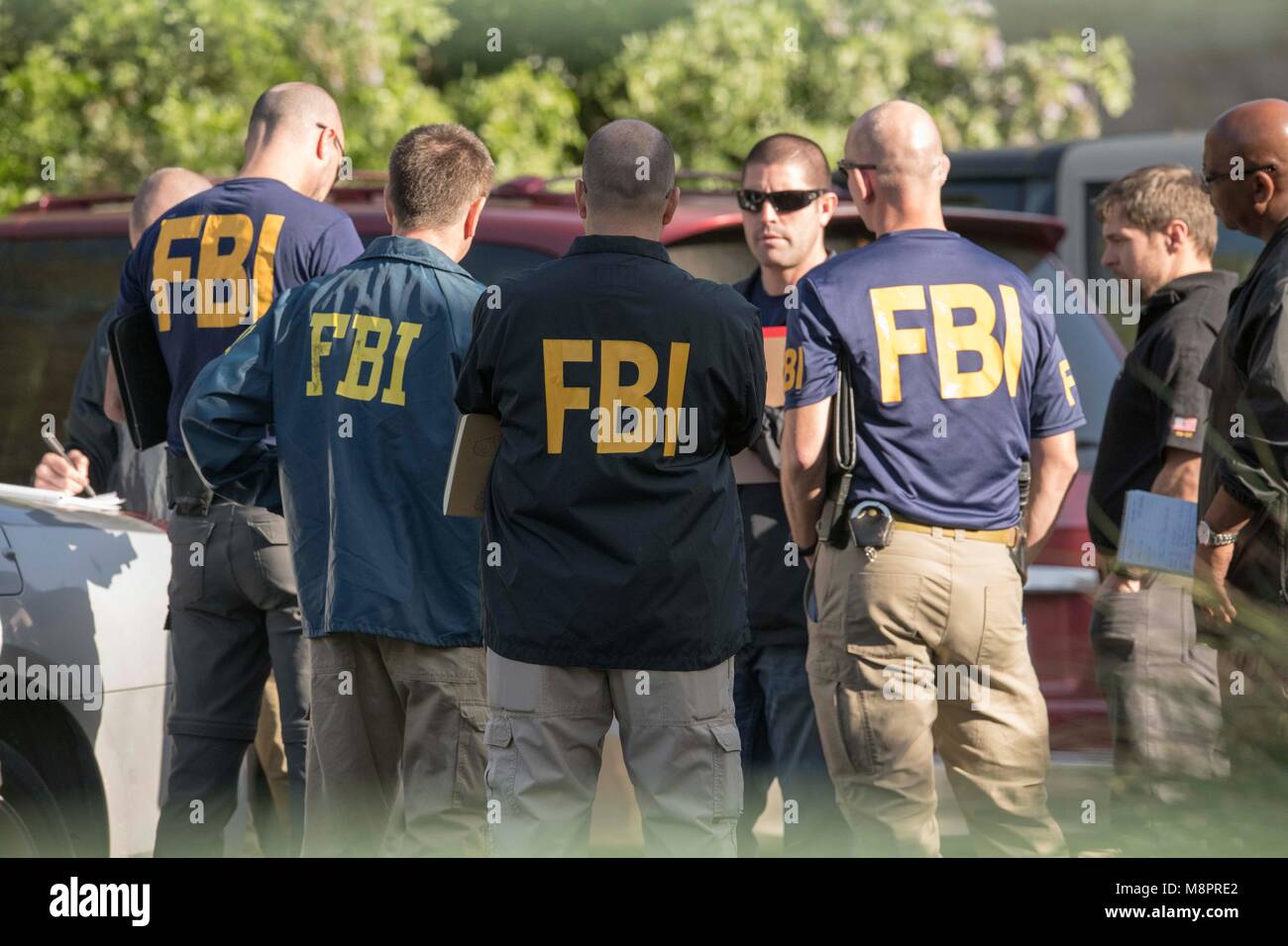 Gli agenti FBI lavorare sulla scena di un quarto pacchetto bombardamenti in tre settimane che feriti due uomini. La polizia dice un possibile 'viaggio filo" è stato utilizzato per far esplodere il dispositivo. Foto Stock