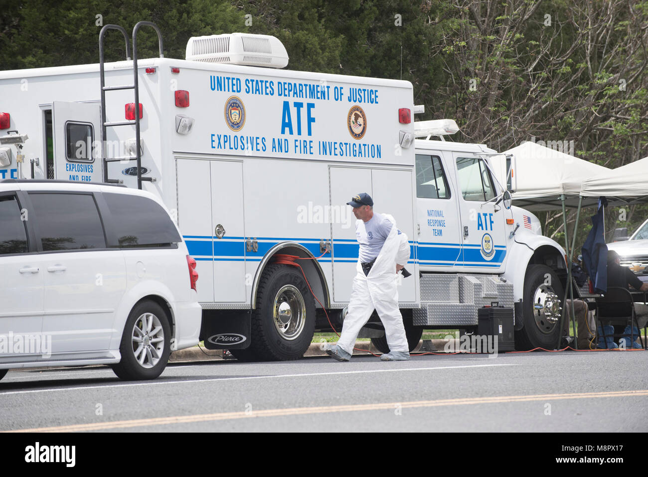 ATF agent funziona nel pomeriggio come un quarto pacchetto bomba è esplosa su un southwest Austin strada ferendo due uomini. Foto Stock