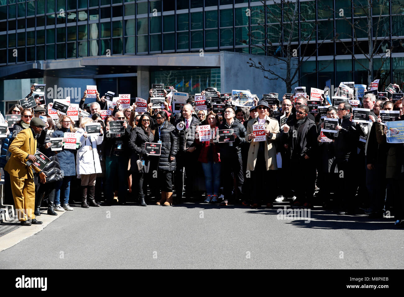 Organizzazione delle Nazioni Unite, la sede delle Nazioni Unite a New York. Xix Mar, 2018. I membri del personale delle Nazioni Unite unione europea stage una dimostrazione su misure di austerità e per un maggiore dire in quanto le condizioni di servizio sono determinati, presso la sede delle Nazioni Unite a New York, il 19 marzo 2018. Credito: Li Muzi/Xinhua/Alamy Live News Foto Stock