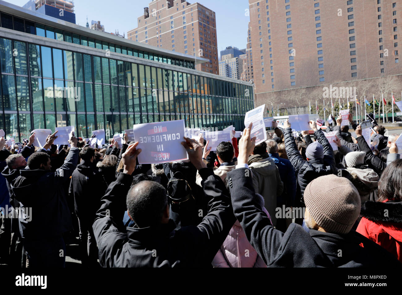Organizzazione delle Nazioni Unite, la sede delle Nazioni Unite a New York. Xix Mar, 2018. I membri del personale delle Nazioni Unite unione europea stage una dimostrazione su misure di austerità e per un maggiore dire in quanto le condizioni di servizio sono determinati, presso la sede delle Nazioni Unite a New York, il 19 marzo 2018. Credito: Li Muzi/Xinhua/Alamy Live News Foto Stock