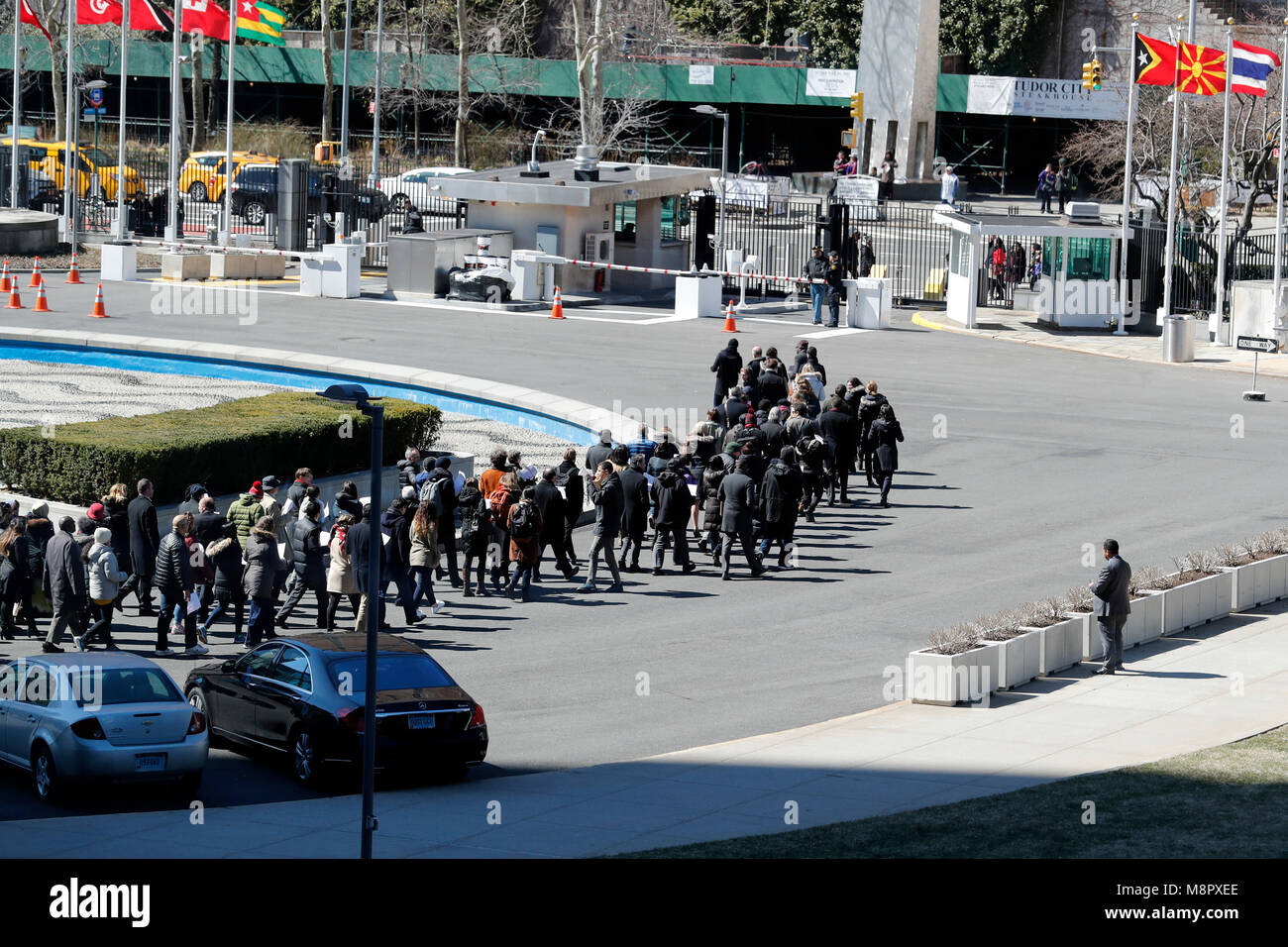 Organizzazione delle Nazioni Unite, la sede delle Nazioni Unite a New York. Xix Mar, 2018. I membri del personale delle Nazioni Unite unione europea stage una dimostrazione su misure di austerità e per un maggiore dire in quanto le condizioni di servizio sono determinati, presso la sede delle Nazioni Unite a New York, il 19 marzo 2018. Credito: Li Muzi/Xinhua/Alamy Live News Foto Stock