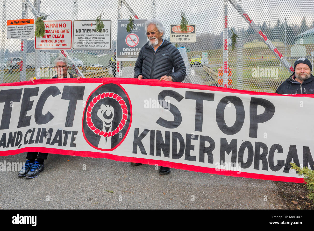 David Suzuki sminuisce l'ingiunzione e stand con Anti Pipeline manifestanti che bloccano l'entrata Kinder Morgan terminale di pipeline, Burnaby, British Columbia, Canada. Foto Stock