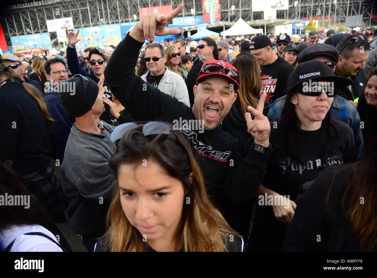 Fontana, CA, Stati Uniti d'America. Xix Mar, 2018. NASCAR - Club Auto 400, Auto Club Speedway di Fontana, in California, Stati Uniti d'America, 18 marzo, 2018. Questa gara è la quinta gara della per l'anno in NASCAR Cup Series. Martin Truex Jr ha vinto la gara con Kyle Larson terminando in seconda posizione e Kyle Busch finendo in terza. Busch ha portato per la maggior parte della gara che aveva 16 portano cambiamenti fra sette piloti. La rock band Busch ha giocato un set completo prima della partenza della gara. Club Auto 400 Weekend incluso il ventesimo annuale di California ''300'' della gara del sabato, che è stato vinto dal driver Joey Lagano, come parte di t Foto Stock