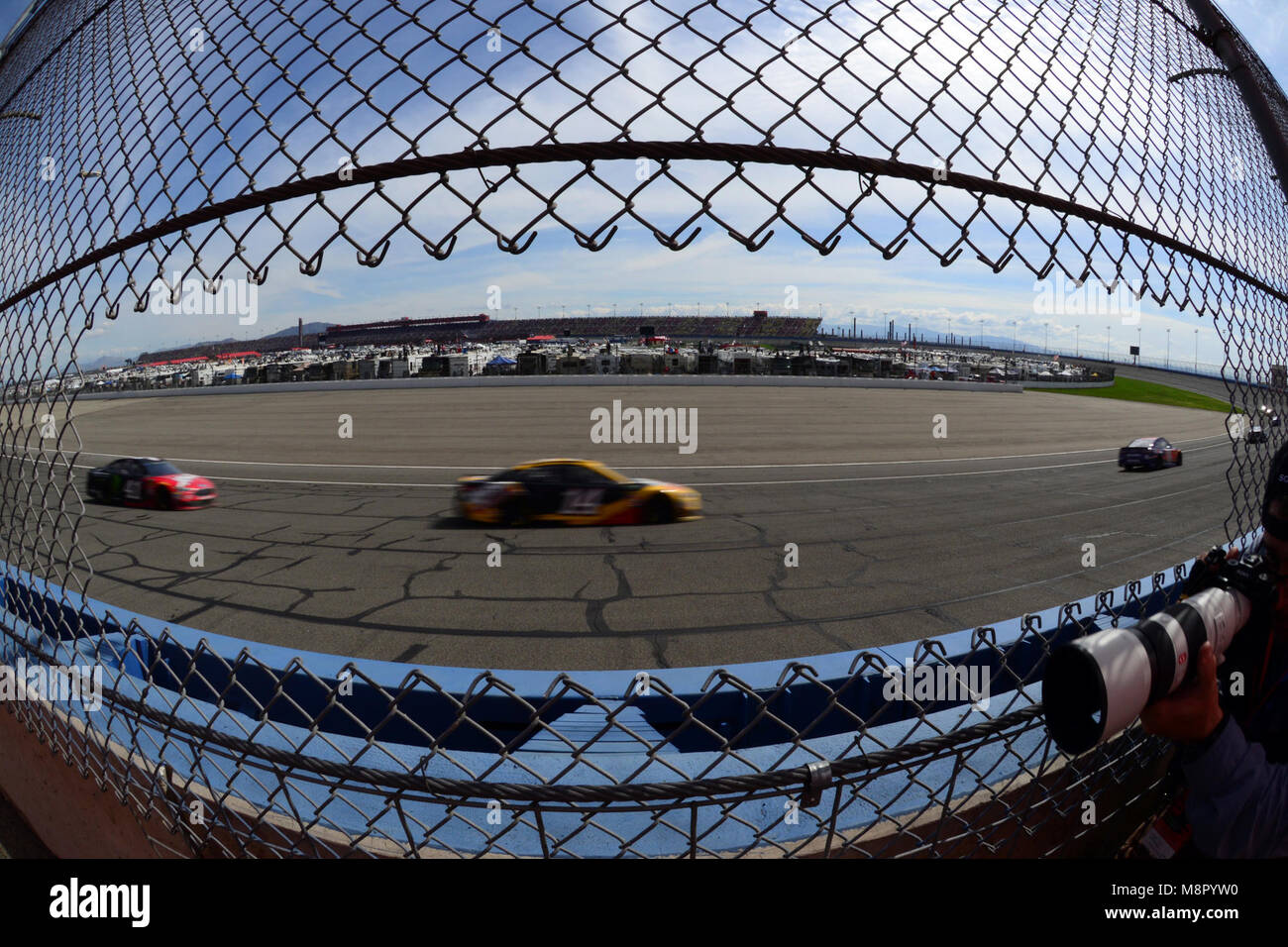 Fontana, CA, Stati Uniti d'America. Xix Mar, 2018. NASCAR - Club Auto 400, Auto Club Speedway di Fontana, in California, Stati Uniti d'America, 18 marzo, 2018. Questa gara è la quinta gara della per l'anno in NASCAR Cup Series. Martin Truex Jr ha vinto la gara con Kyle Larson terminando in seconda posizione e Kyle Busch finendo in terza. Busch ha portato per la maggior parte della gara che aveva 16 portano cambiamenti fra sette piloti. La rock band Busch ha giocato un set completo prima della partenza della gara. Club Auto 400 Weekend incluso il ventesimo annuale di California ''300'' della gara del sabato, che è stato vinto dal driver Joey Lagano, come parte di t Foto Stock