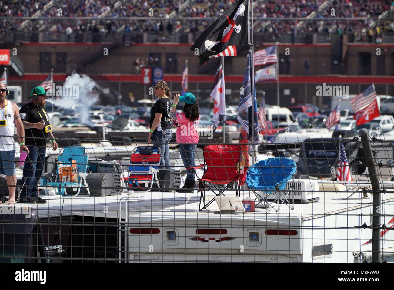 Fontana, CA, Stati Uniti d'America. Xix Mar, 2018. NASCAR - Club Auto 400, Auto Club Speedway di Fontana, in California, Stati Uniti d'America, 18 marzo, 2018. Questa gara è la quinta gara della per l'anno in NASCAR Cup Series. Martin Truex Jr ha vinto la gara con Kyle Larson terminando in seconda posizione e Kyle Busch finendo in terza. Busch ha portato per la maggior parte della gara che aveva 16 portano cambiamenti fra sette piloti. La rock band Busch ha giocato un set completo prima della partenza della gara. Club Auto 400 Weekend incluso il ventesimo annuale di California ''300'' della gara del sabato, che è stato vinto dal driver Joey Lagano, come parte di t Foto Stock