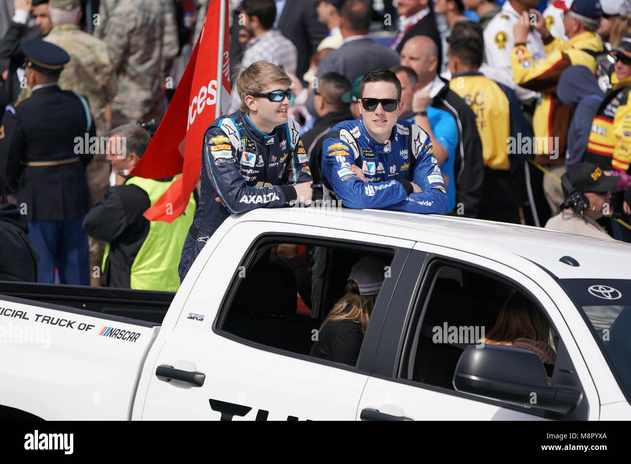 Fontana, CA, Stati Uniti d'America. Xix Mar, 2018. NASCAR - Club Auto 400, Auto Club Speedway di Fontana, in California, Stati Uniti d'America, 18 marzo, 2018. Questa gara è la quinta gara della per l'anno in NASCAR Cup Series. Martin Truex Jr ha vinto la gara con Kyle Larson terminando in seconda posizione e Kyle Busch finendo in terza. Busch ha portato per la maggior parte della gara che aveva 16 portano cambiamenti fra sette piloti. La rock band Busch ha giocato un set completo prima della partenza della gara. Club Auto 400 Weekend incluso il ventesimo annuale di California ''300'' della gara del sabato, che è stato vinto dal driver Joey Lagano, come parte di t Foto Stock