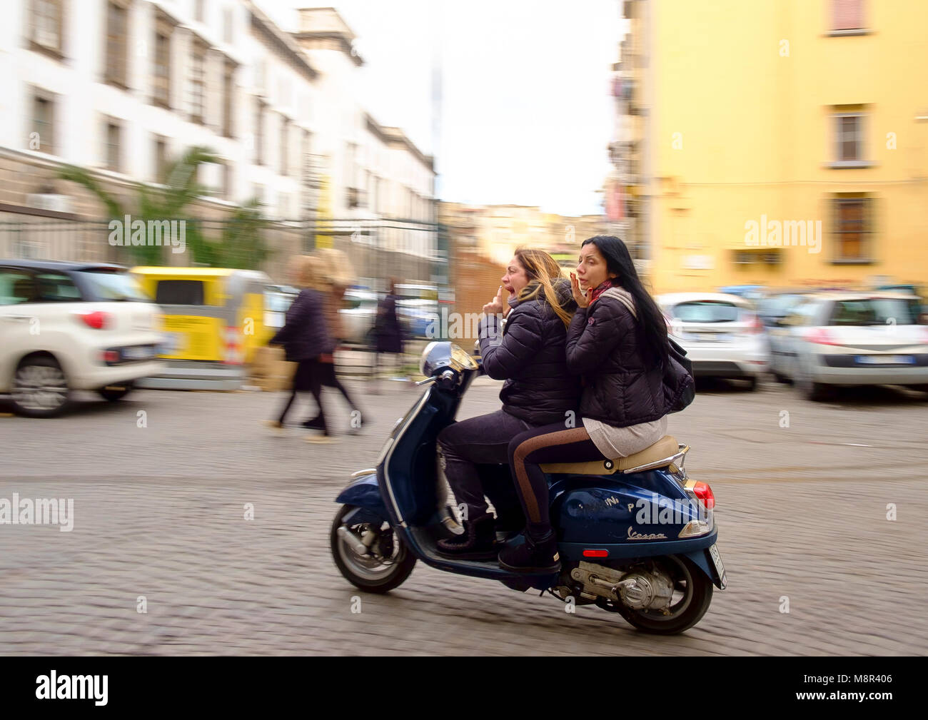 Due donne senza caschi moto su uno scooter su Via Concezio Muzt, Centro  Storica, Napoli Foto stock - Alamy