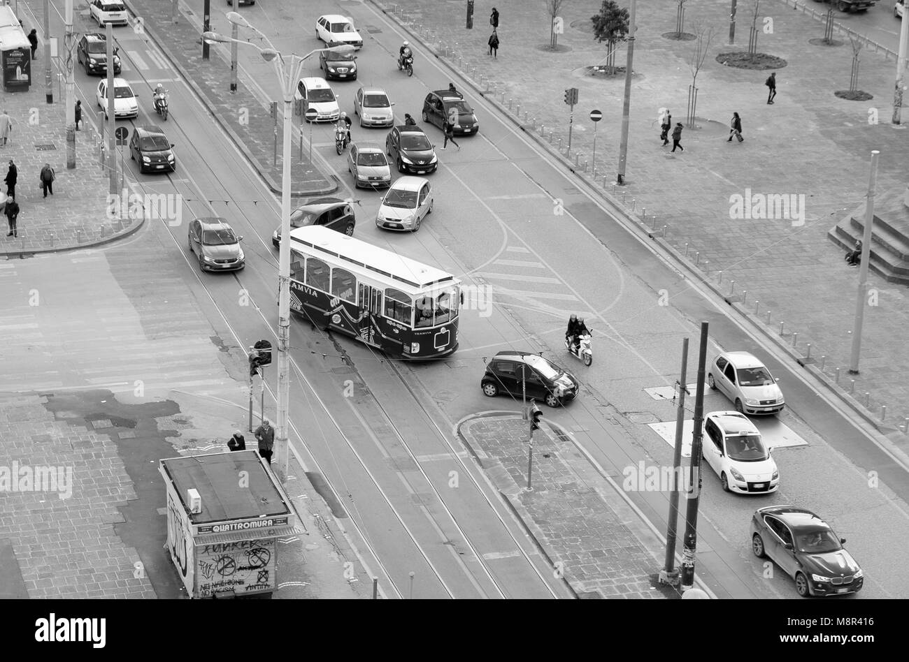 Una gita in autobus imitando un classico tram gestito dalla società Tramvia in Piazza Garibali, Napoli, Italia Foto Stock