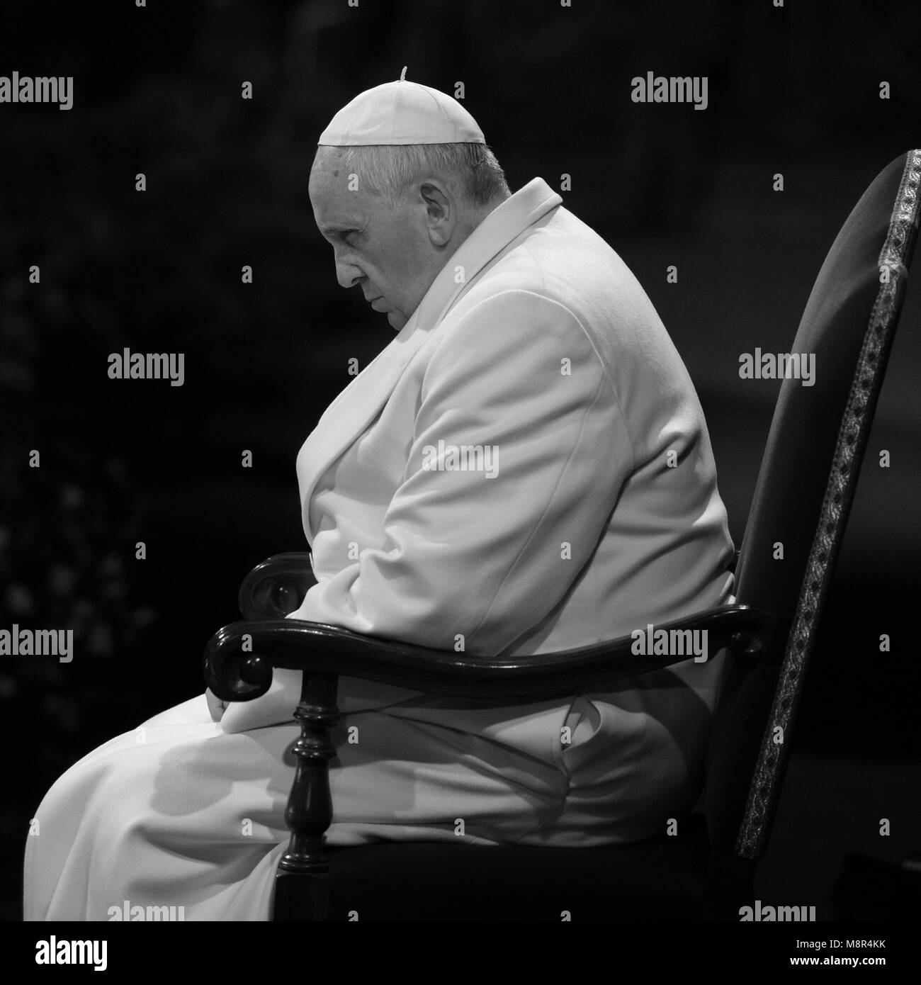 Papa Francesco presiede la celebrazione della Via Crucis del Venerdì Santo il 18 aprile 2014 presso il Colosseo a Roma. L'Italia. Foto Stock