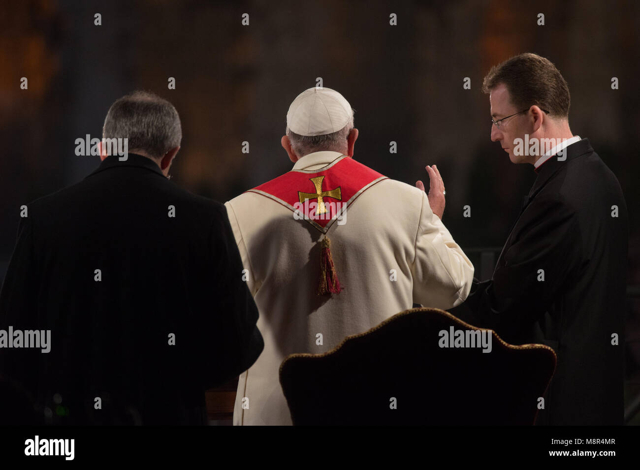 Papa Francesco presiede la celebrazione della Via Crucis del Venerdì Santo il 18 aprile 2014 presso il Colosseo a Roma. L'Italia. Foto Stock