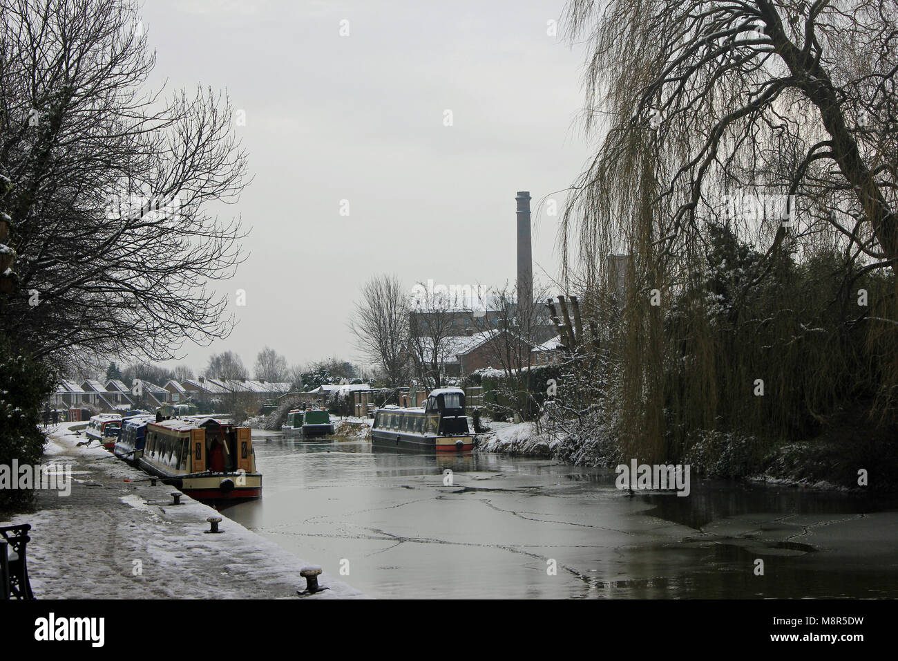 Il Leeds e Liverpool canal in wigan greater manchester ha congelato sopra e non vi è stata una leggera nevicata per dare un po' più winteriness alla scena. Foto Stock