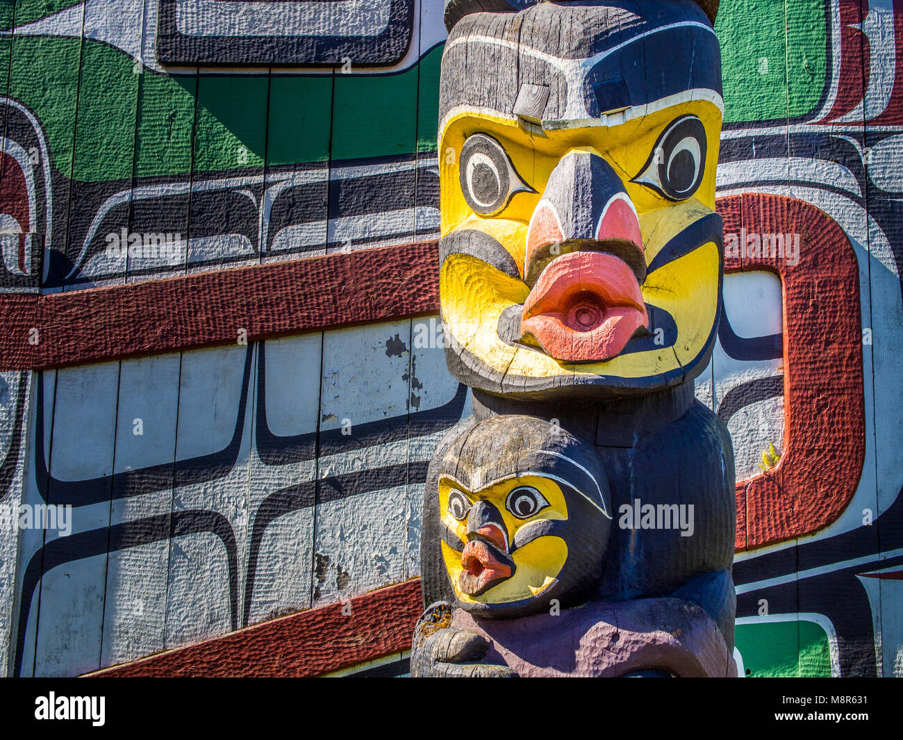 Totem Poles in Thunderbird Park in Victoria, BC, Isola di Vancouver accanto al Royal British Columbia Museum esempi di prima nazione i monumenti Foto Stock