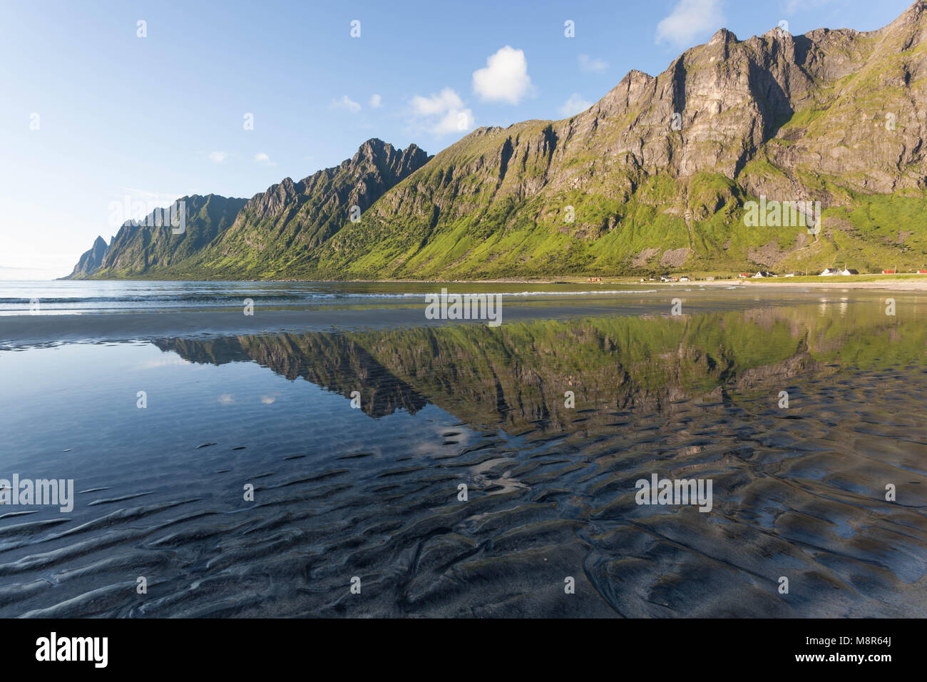 Giorno di estate in Ersfjord, Senja, Norvegia. Picchi Okshornan in backround. Foto Stock