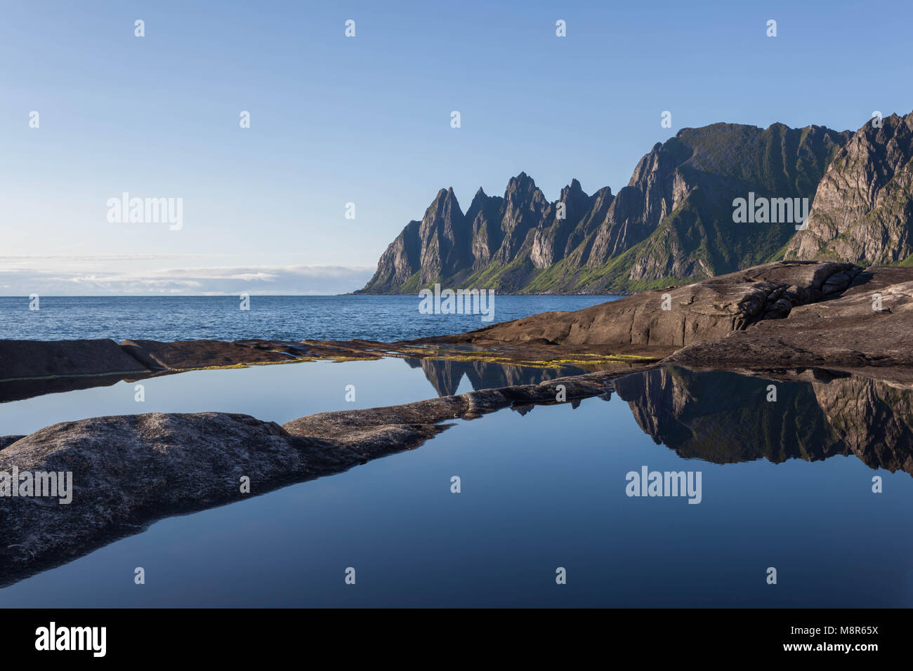 Giorno di estate a Tungeneset, Senja, Norvegia. Okshornan picchi in background. Foto Stock