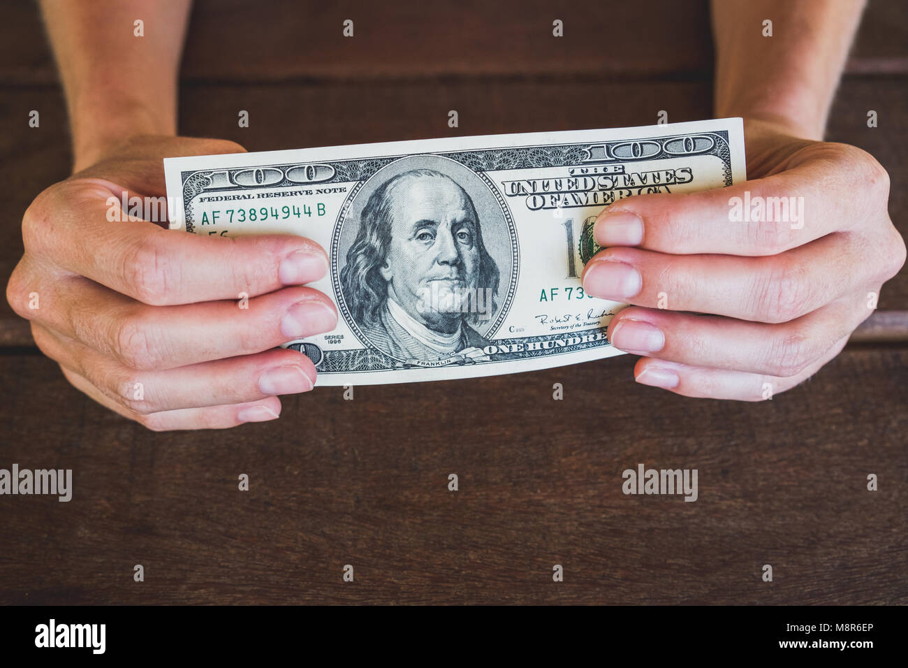 Hundres dollari - due mani 100 dollari Foto Stock