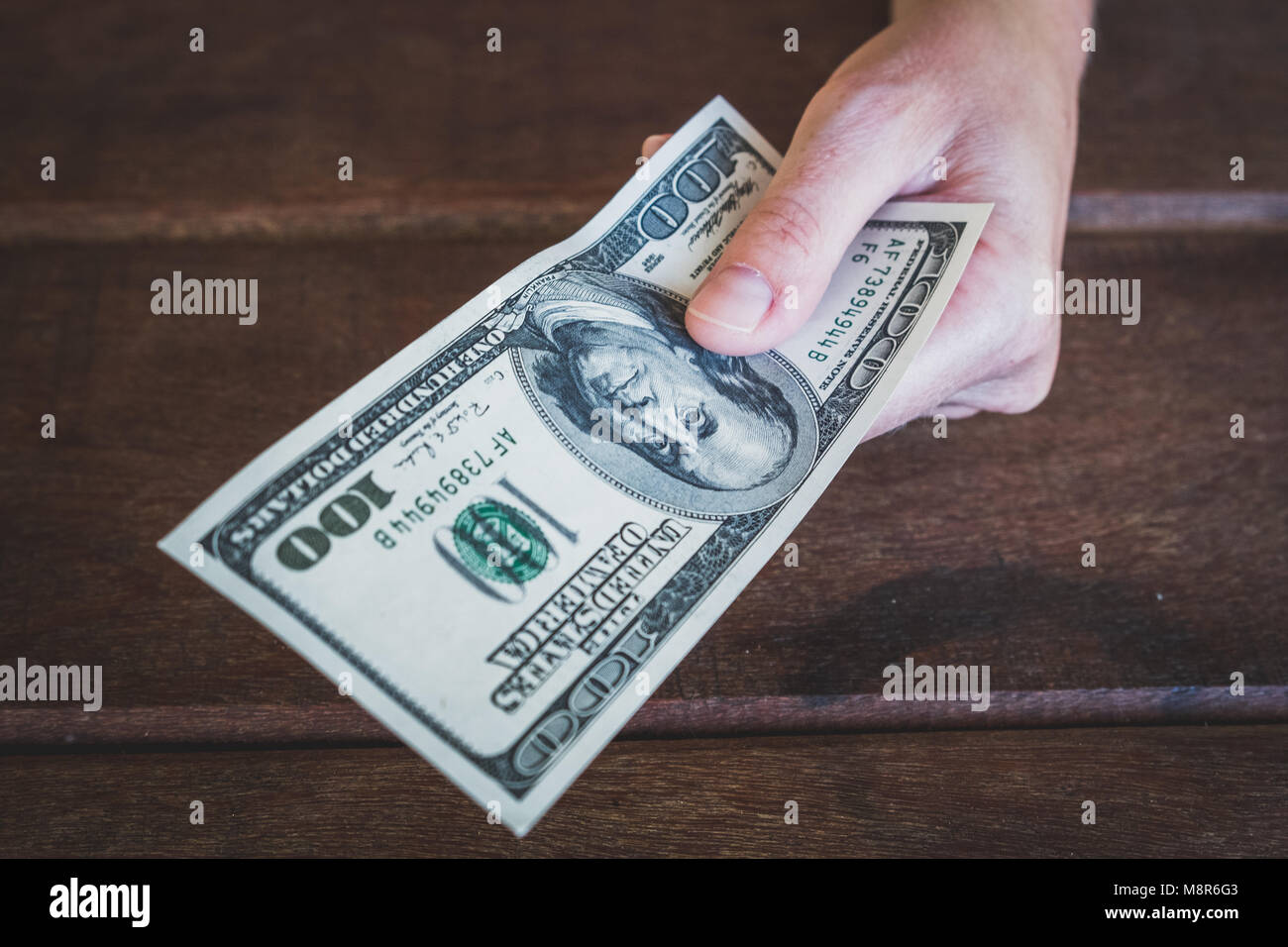 Centinaia di dollari - mano azienda 100 dollari Foto Stock