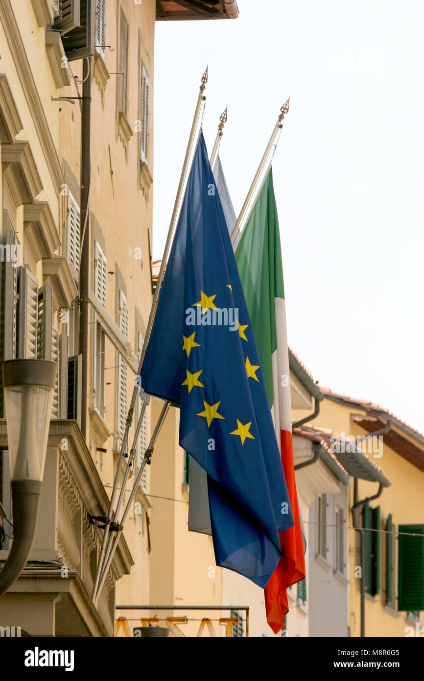 Ue e bandiera italiana presso un edificio 2010 Foto Stock