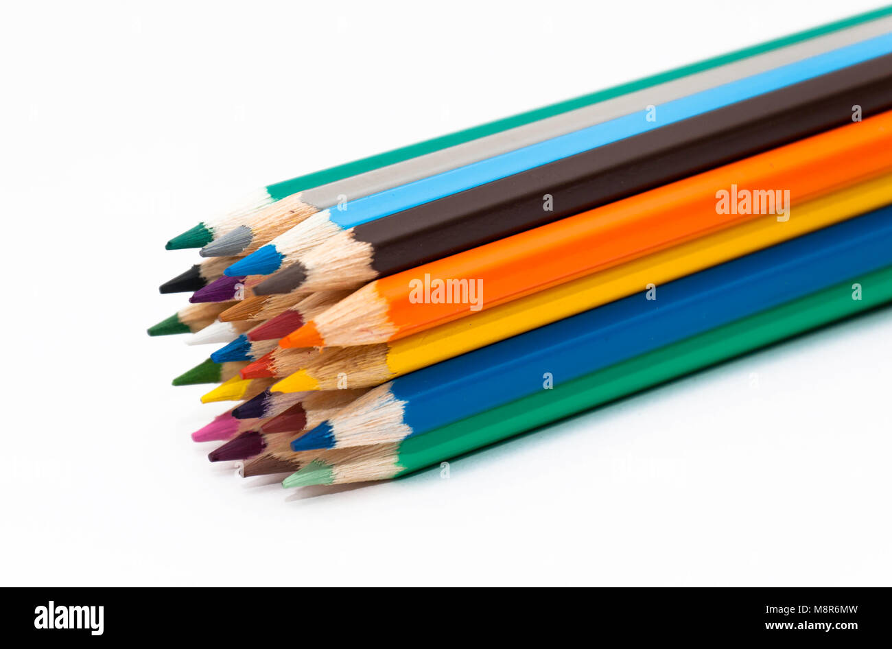 Numero di matite colorate su sfondo bianco Foto Stock