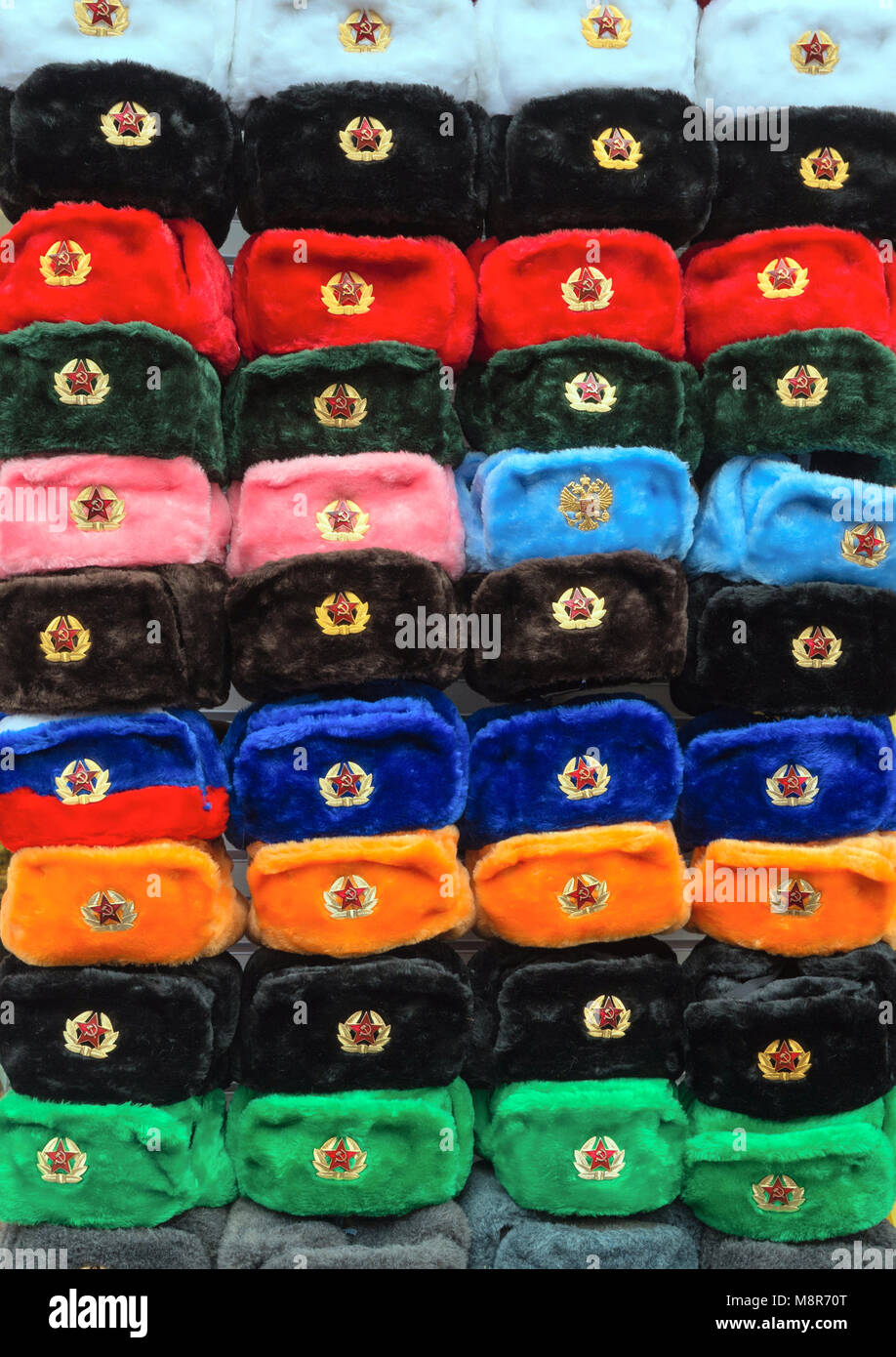 Russia Mosca Giugno 2017. Sovietica ushanki cappelli Cappelli tradizionali dell'esercito sovietico di diversi colori. Foto Stock