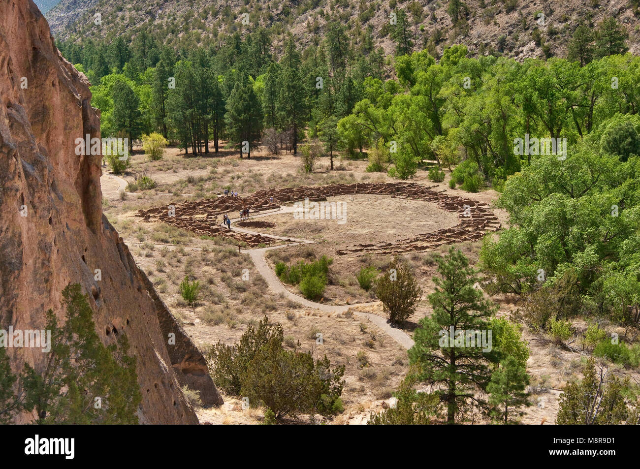 Tyuonyi pueblo, costruito dagli antichi Pueblo persone (Anasazi), Frijoles Canyon, Bandelier National Monument, Nuovo Messico, STATI UNITI D'AMERICA Foto Stock