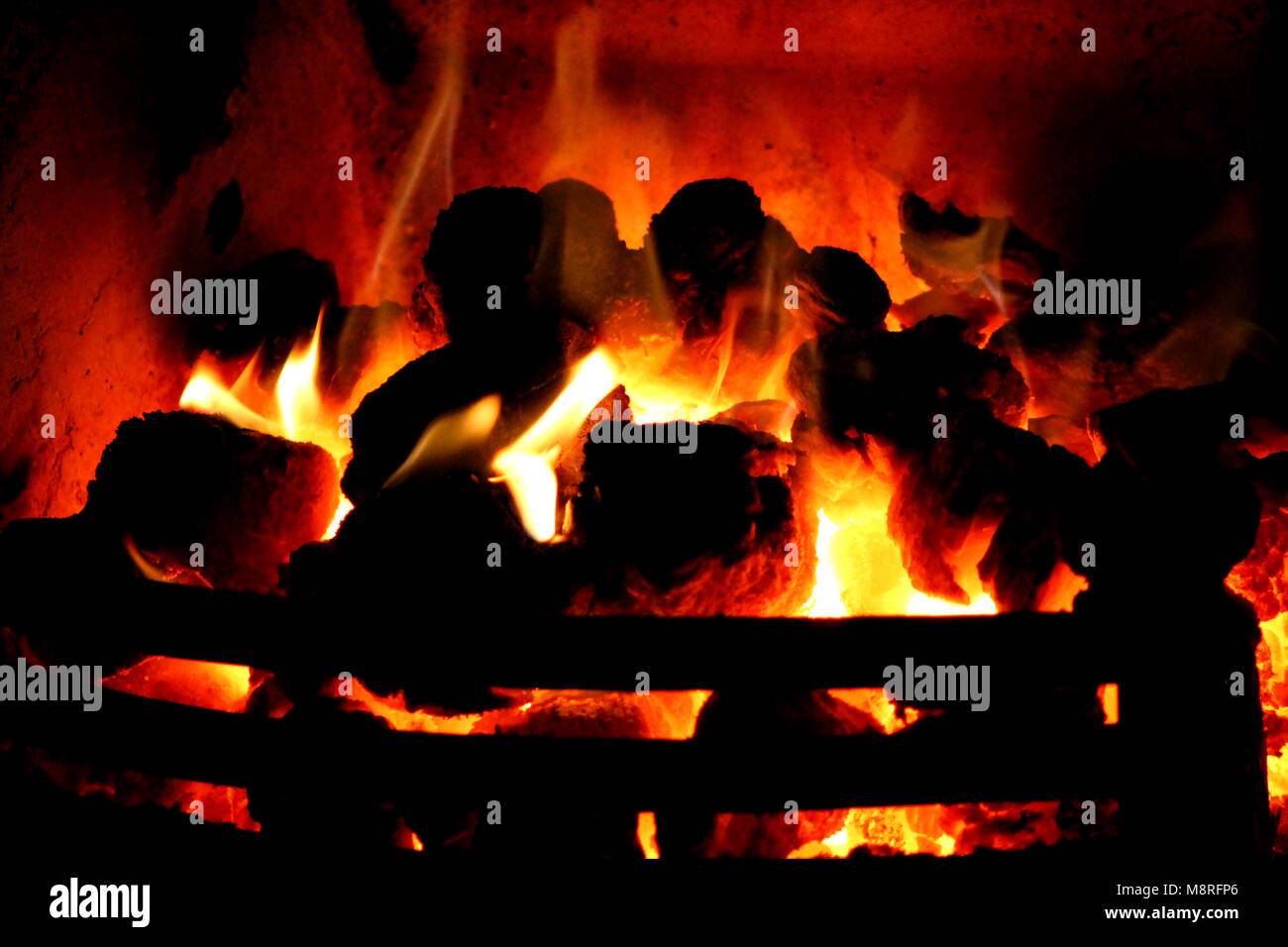 Il carbone fuoco in griglia interna o un camino o caminetto a casa Foto Stock