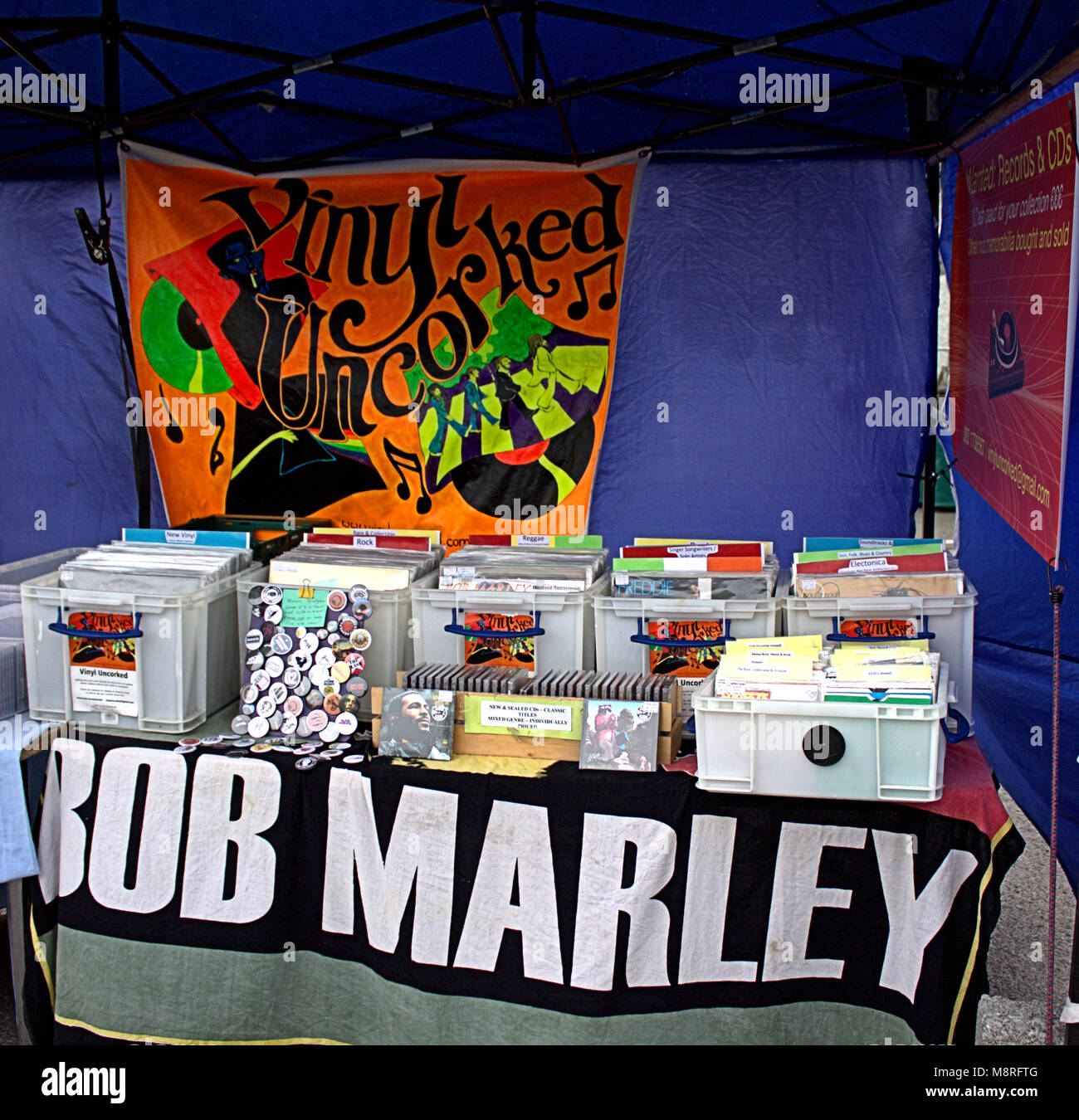 Pressione di stallo di musica con bob marley segno presso il locale mercato settimanale a Skibbereen, West Cork, Irlanda Foto Stock